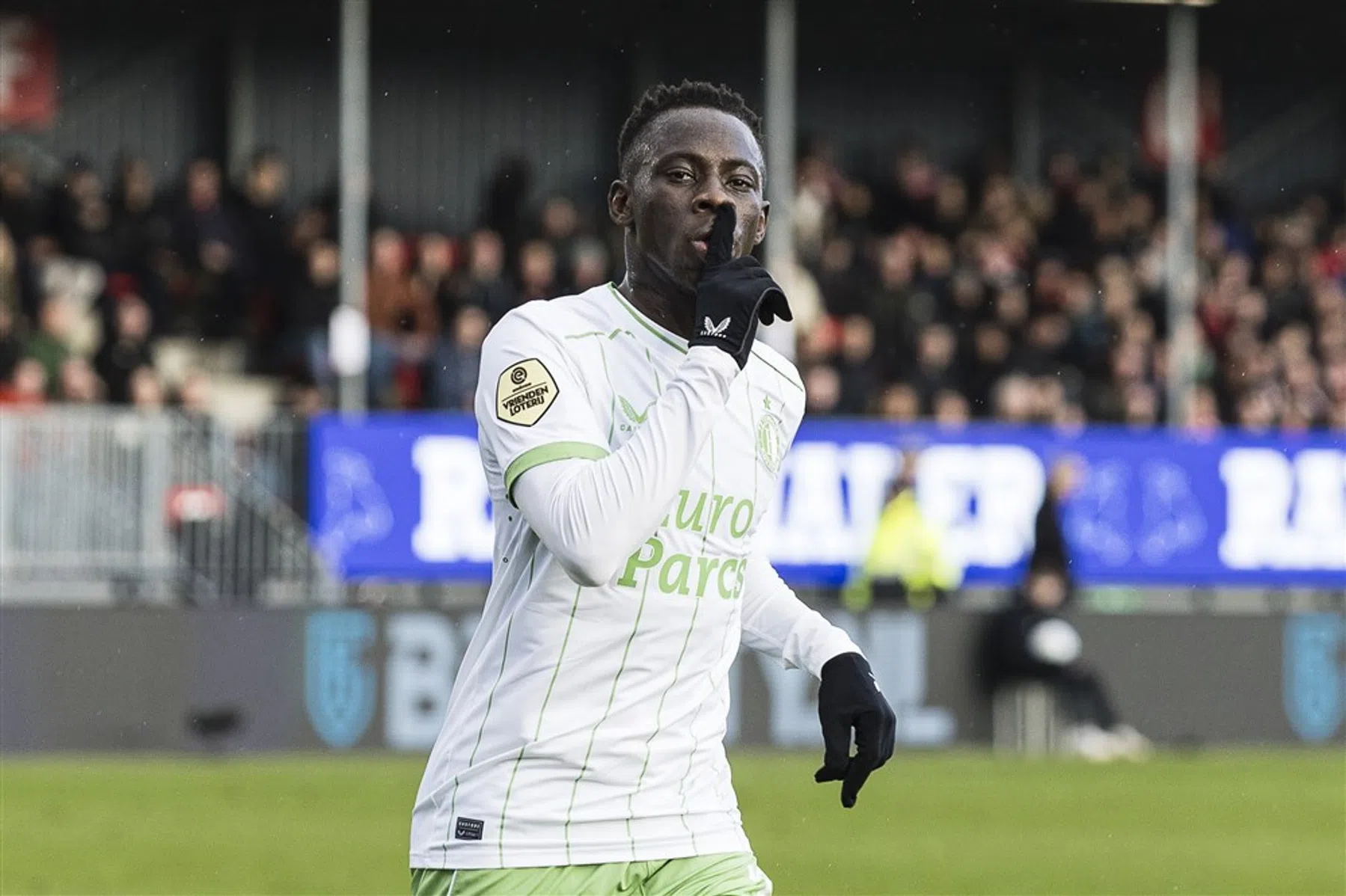 Minteh spreekt van zijn mooiste goal ooit: 'Dit was geen voorzet' 