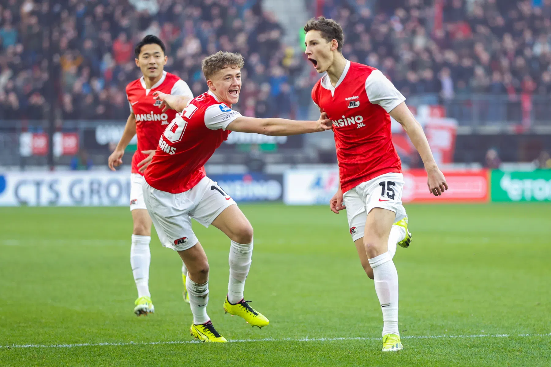 Van Bommel verguld met plek in rijtje scorende vaders en zonen tegen Ajax