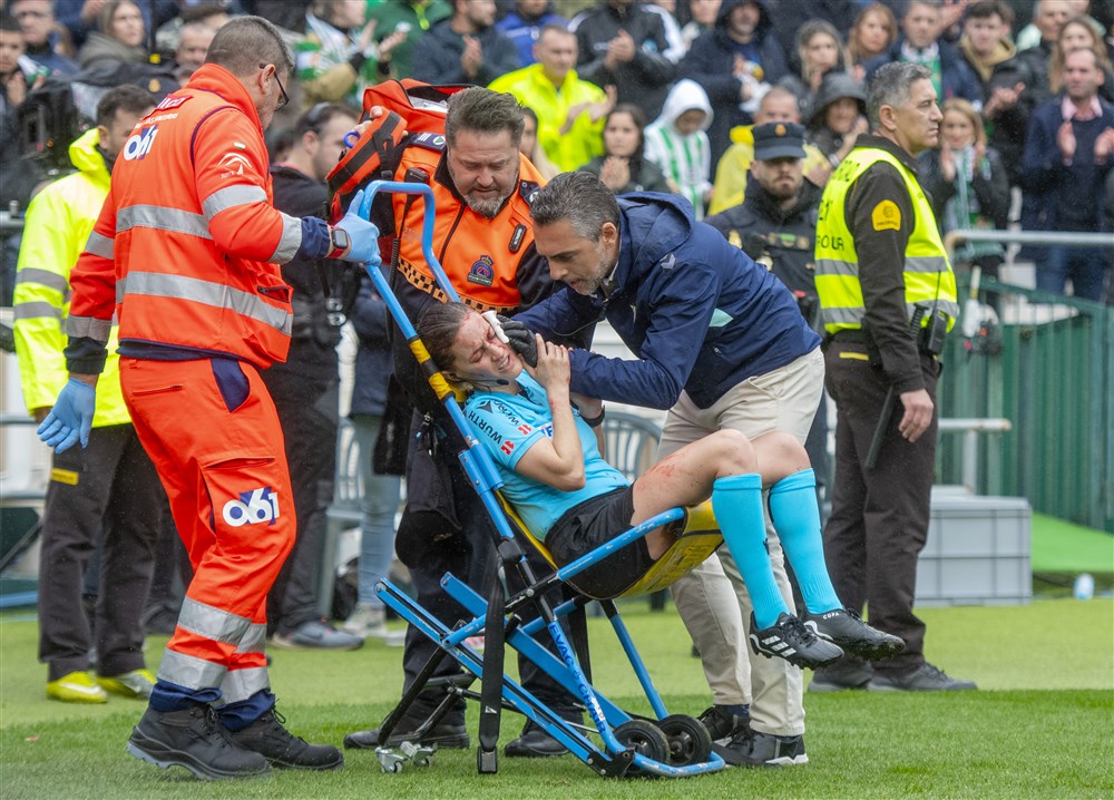 Vrouwelijke official loopt bizarre blessure op in Spanje