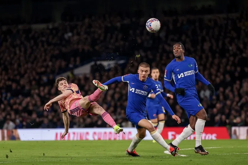Leeds krijgt Stamford Bridge twee keer stil, maar komt net tekort voor stunt