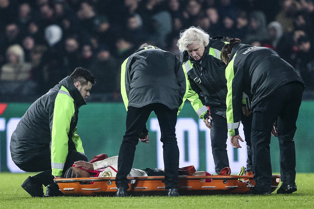 Stengs per brancard van het veld, Slot leeft mee: 'Verschrikkelijk om te zien'