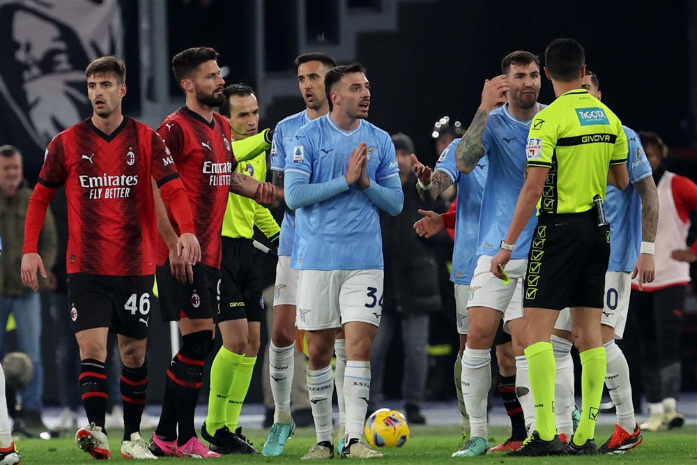 Gefrustreerd Lazio eindigt met acht man tegen winnend Milan