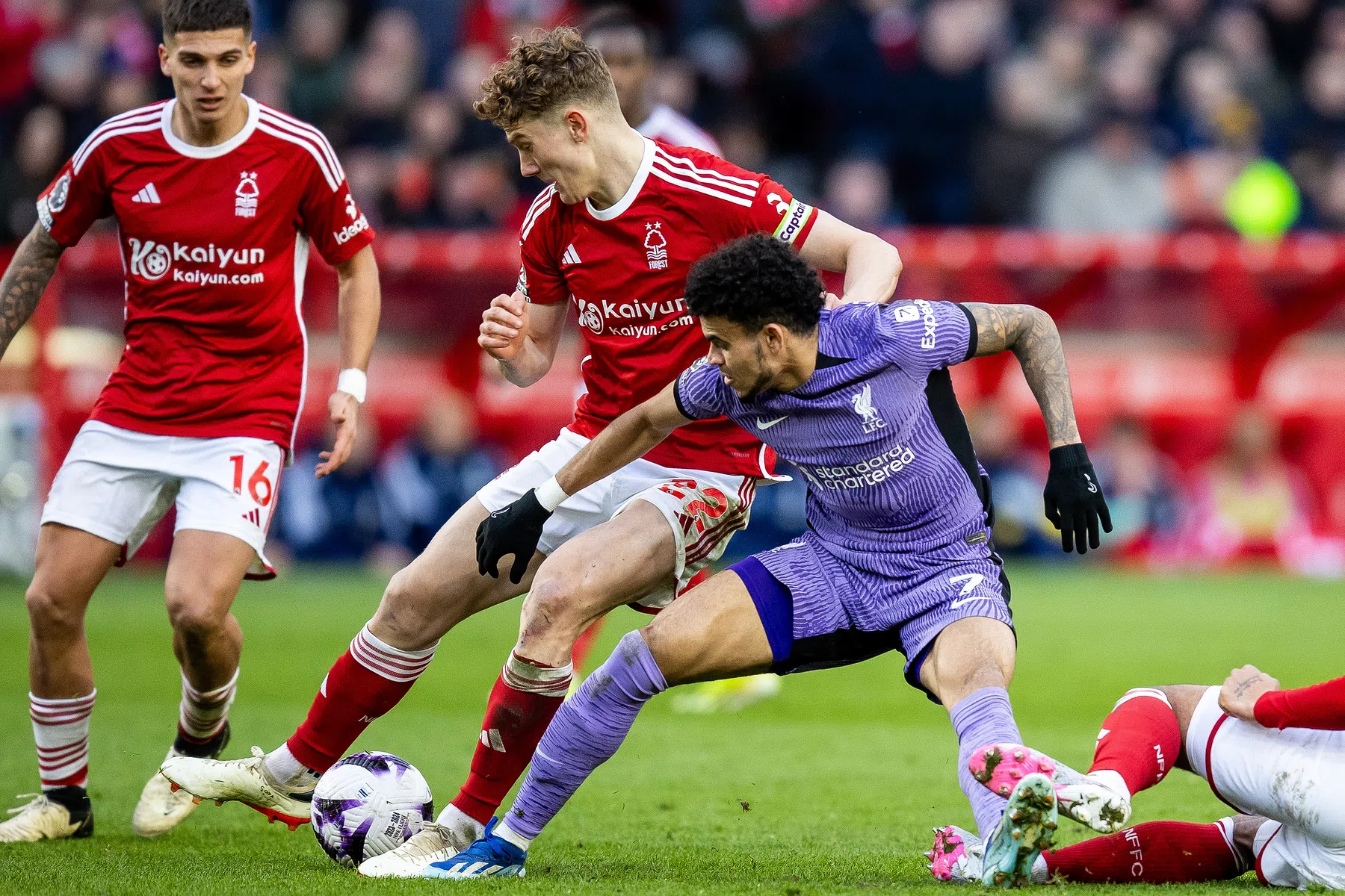 Knotsgek: Liverpool knokt zich in 99ste minuut naar zege op Forest