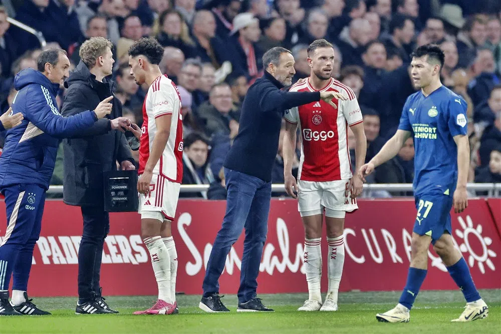 Henderson steekt de loftrompet over Van 't Schip