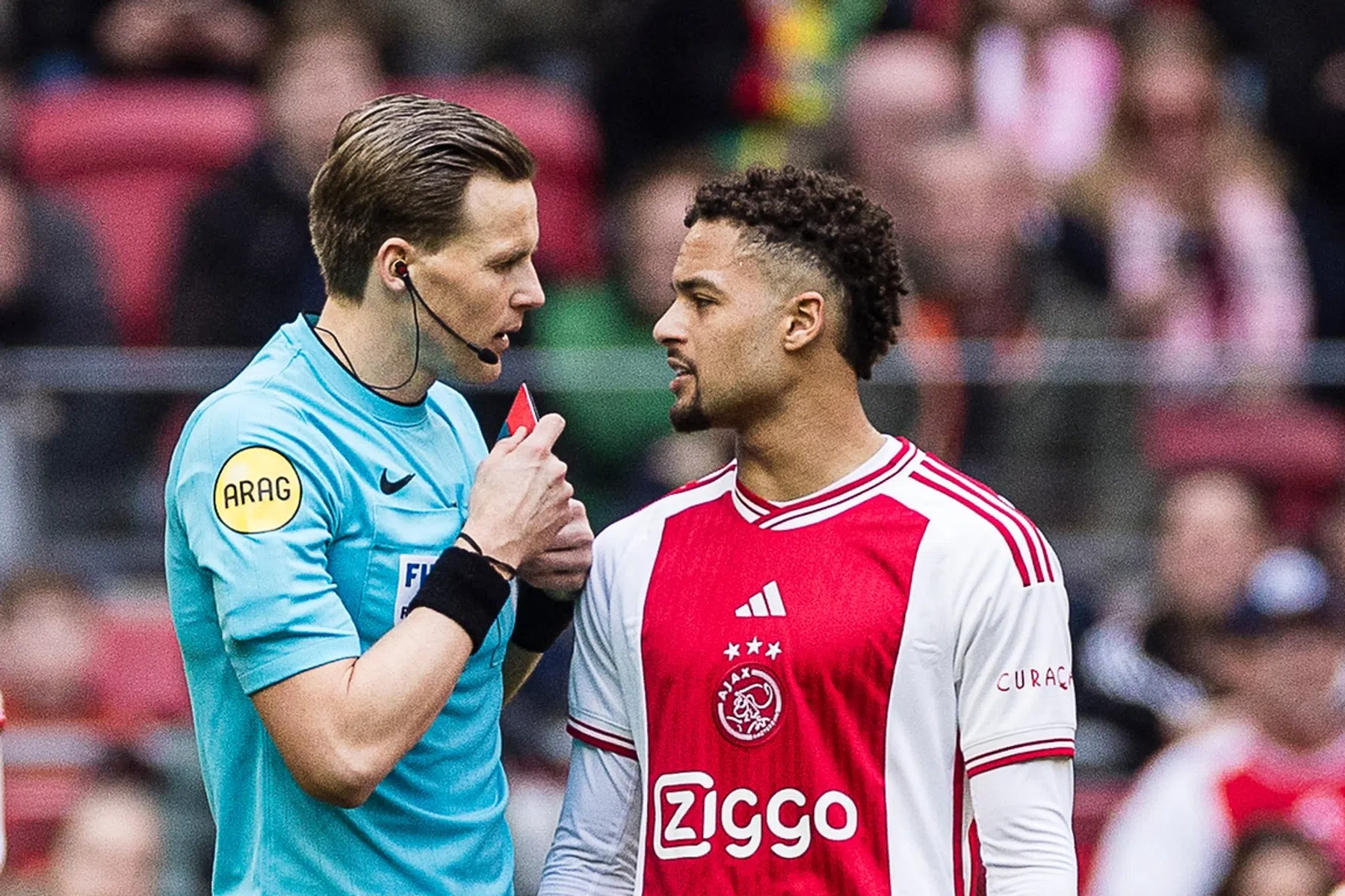VAR grijpt in en stuurt Rensch bij Ajax met rode kaart weg