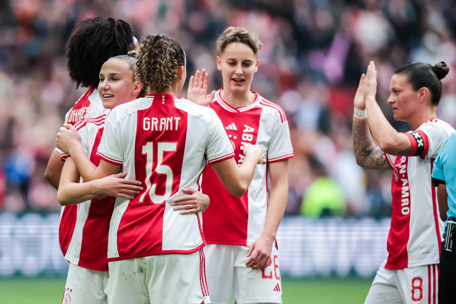 Ajax blaast titelstrijd nieuw leven in met overwinning op FC Twente