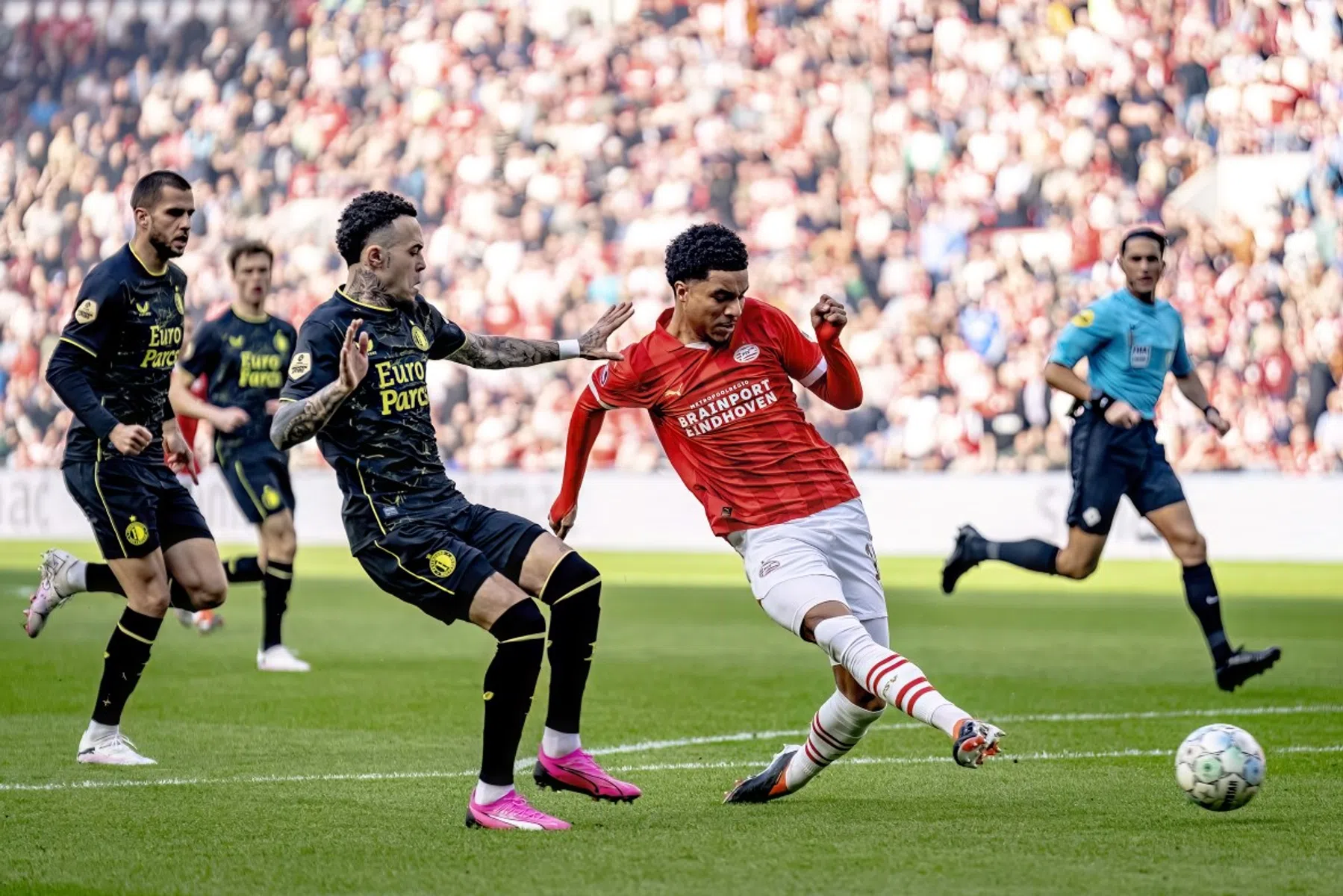 PSV schiet uit de startblokken in topper: Tillman zet Hancko te kijk