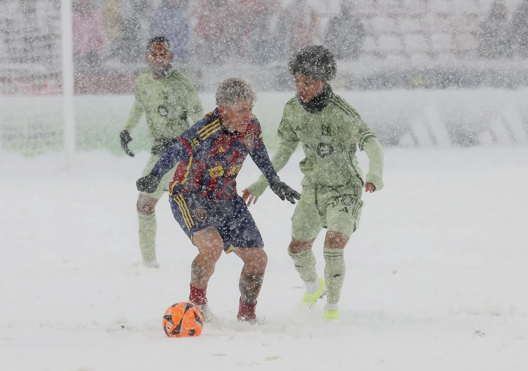 Sneeuwstorm levert fraaie plaatjes op bij MLS-wedstrijd
