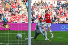 Thumbnail for article: PSV slaat aanval Feyenoord af in enerverende topper met twee gezichten