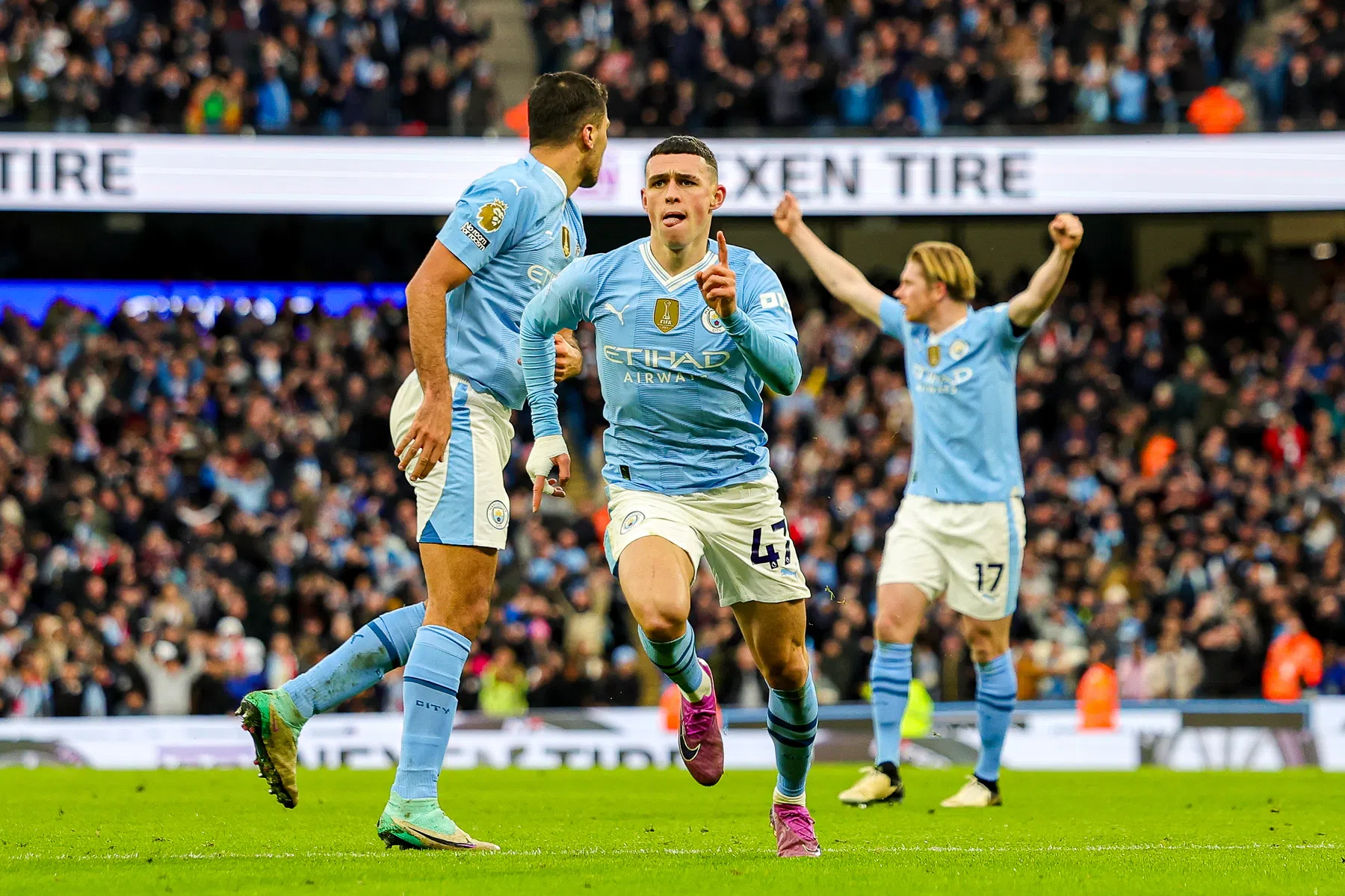 Foden gidst City naar zege in stadsderby, speciale serie United ten einde