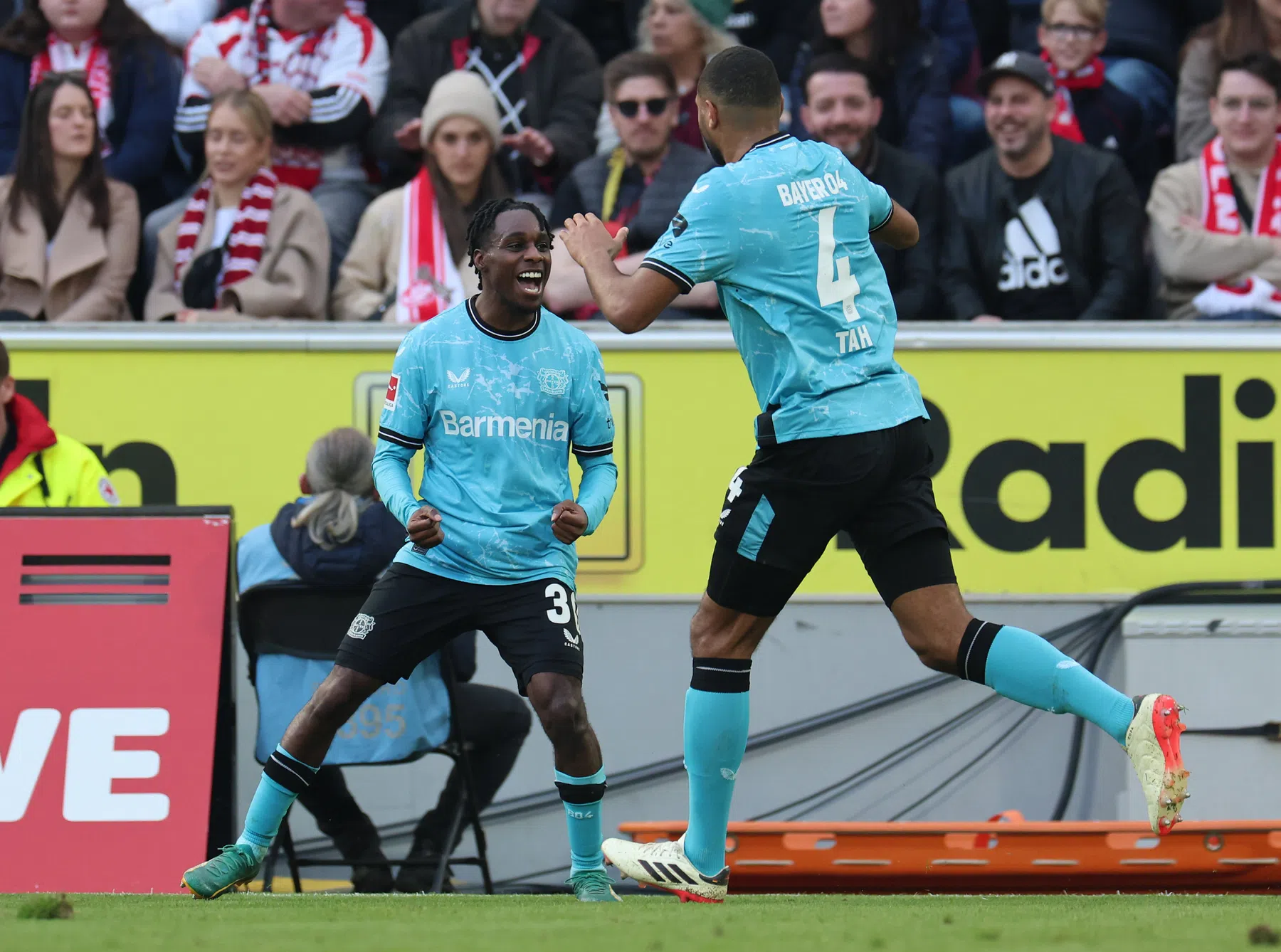 Frimpong en Grimaldo houden Leverkusen op titelkoers