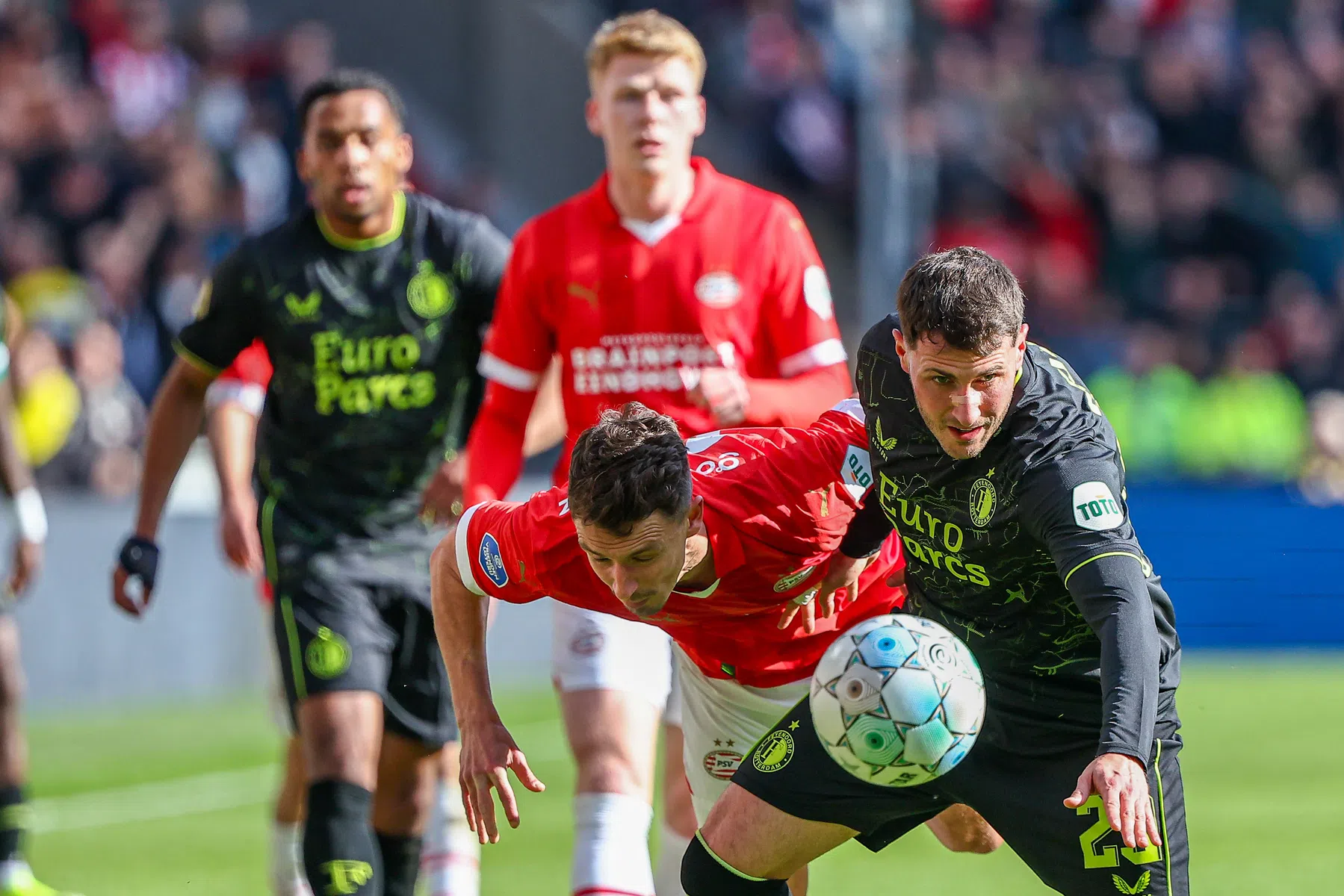 Boscagli helpt Feyenoord in het zadel: Minteh scoort wél na misser Giménez