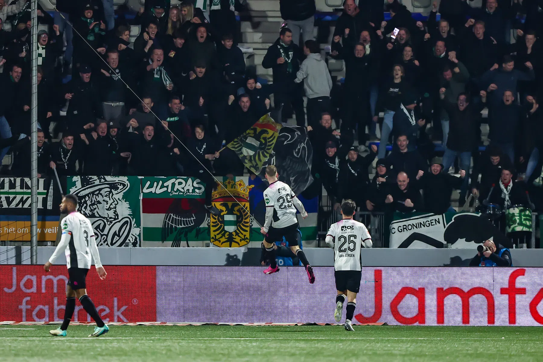 FC Groningen haakt aan in strijd om promotie, nieuwe blamage Cambuur