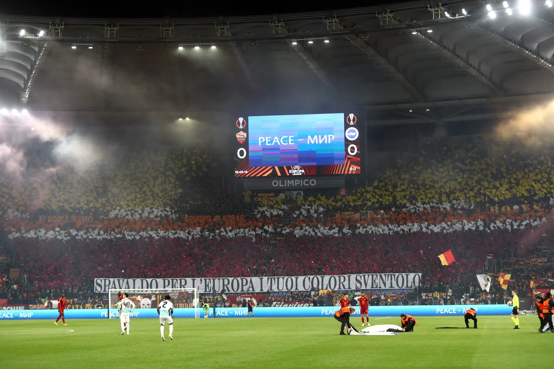 Brighton-fans bekogeld met voorwerpen tijdens duel met Roma: club eist actie