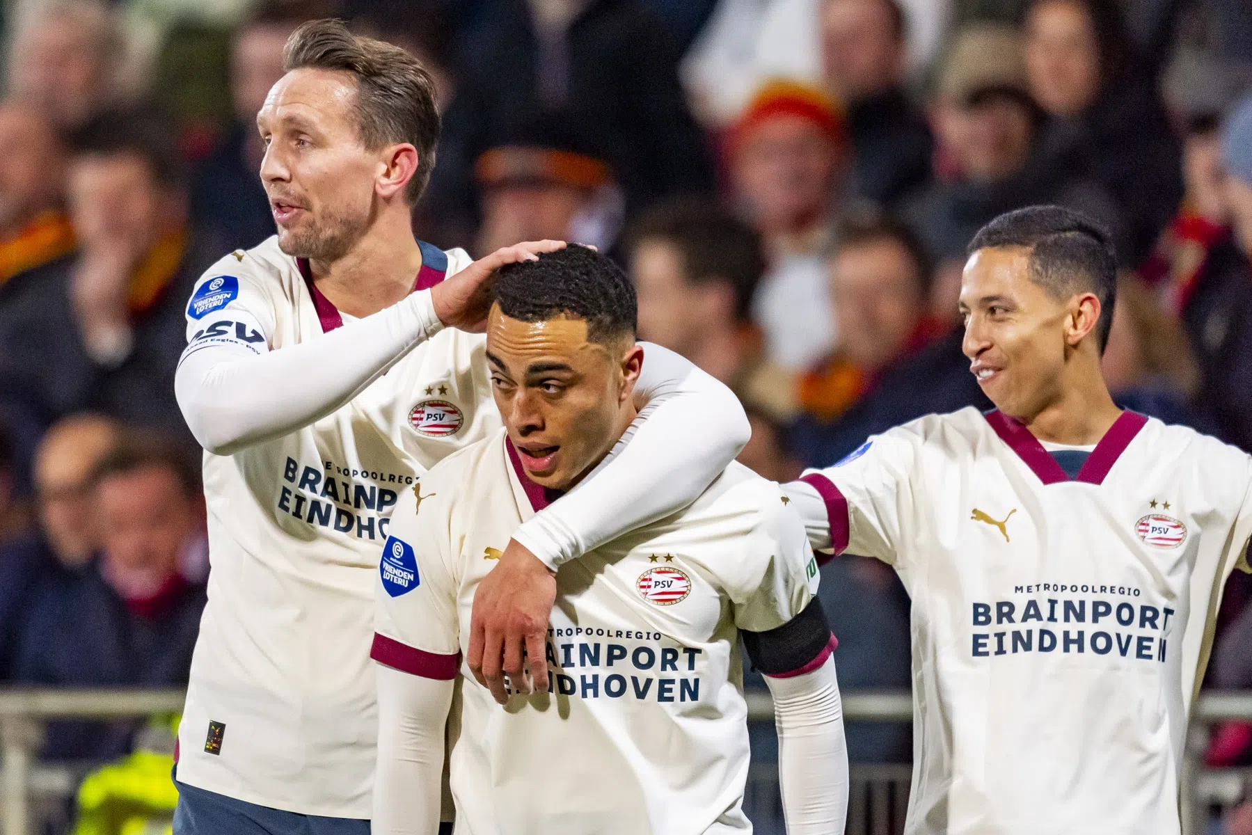 PSV op recordjacht in Eredivisie: zege in Deventer levert nieuwe mijlpaal op