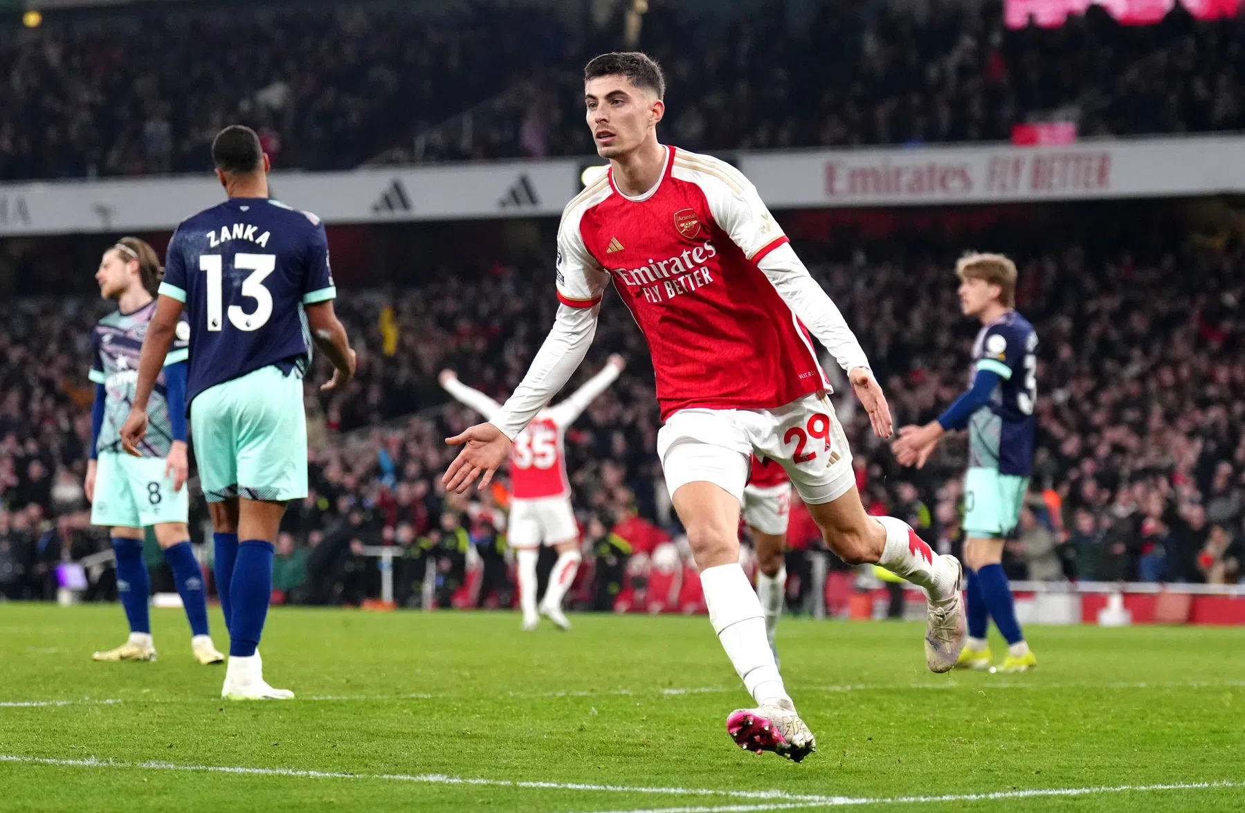 Arsenal komt na blunder Ramsdale met de schrik vrij