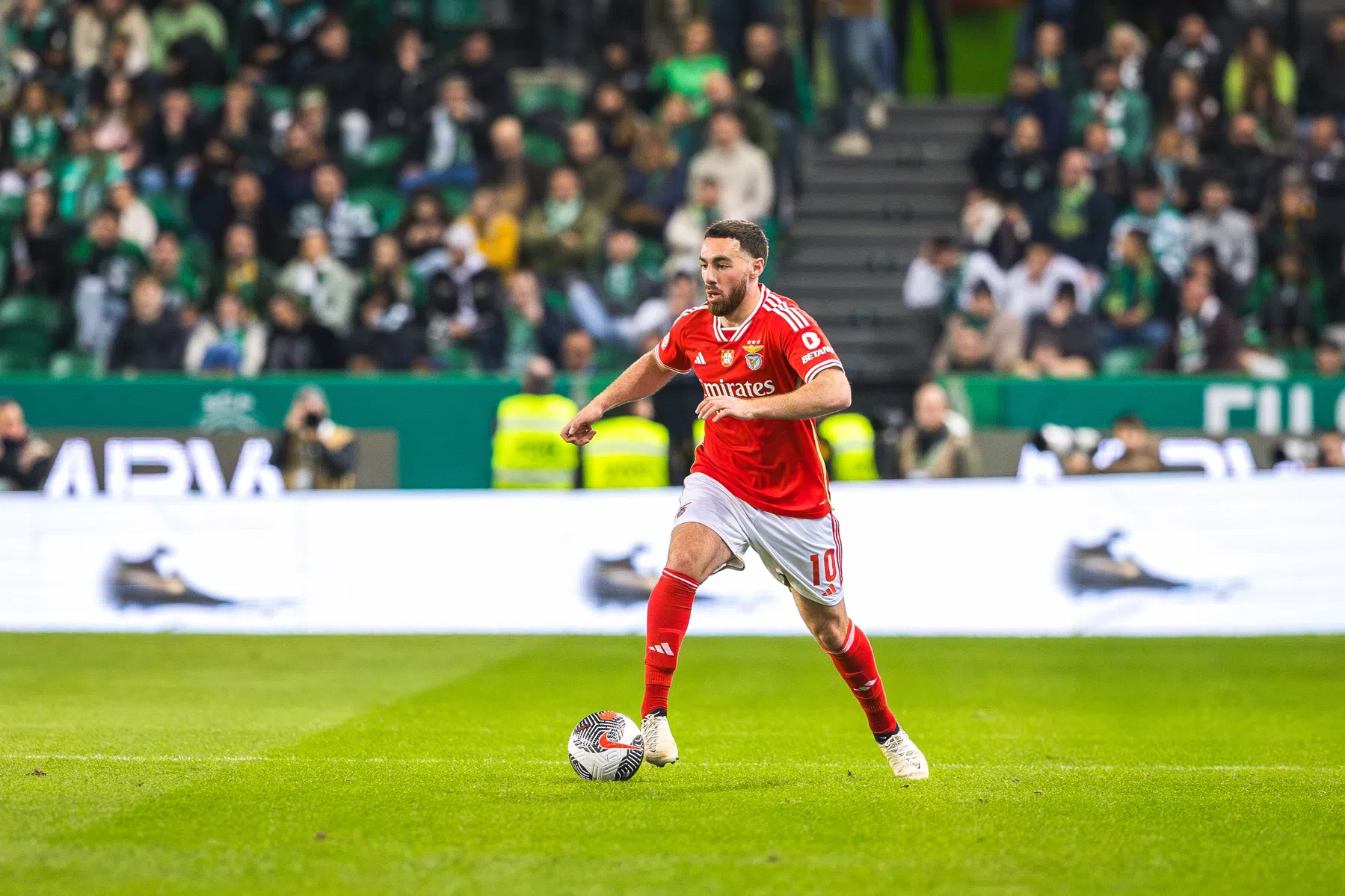 Uitblinker Kökcü leidt Benfica met assist en fraaie goal naar zege 