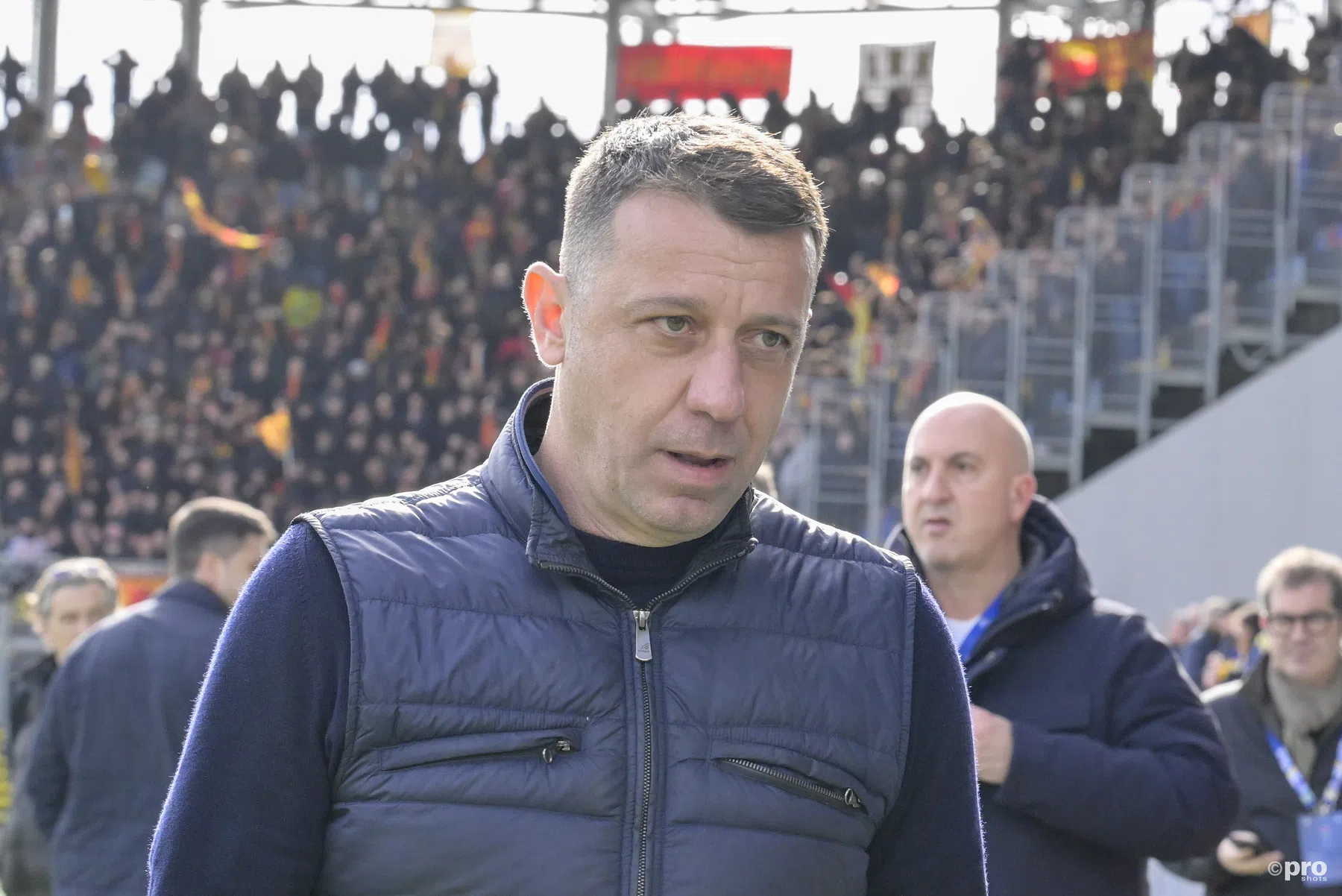 Opmerkelijk: Lecce-trainer geeft Verona-speler kopstoot na verliespartij