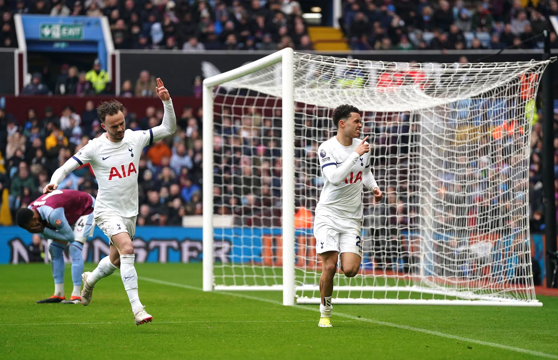 Spurs deelt Ajax-opponent Aston Villa dreun uit in strijd om CL-ticket