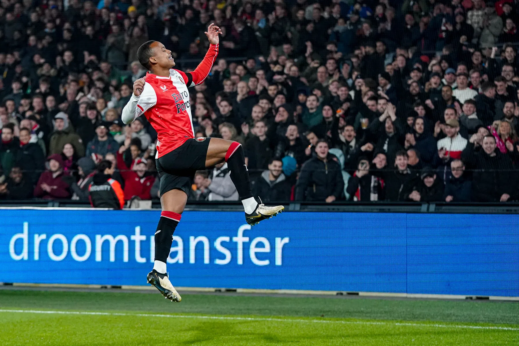 Feyenoord laat fans op zorgeloze avond eindelijk weer eens driemaal juichen
