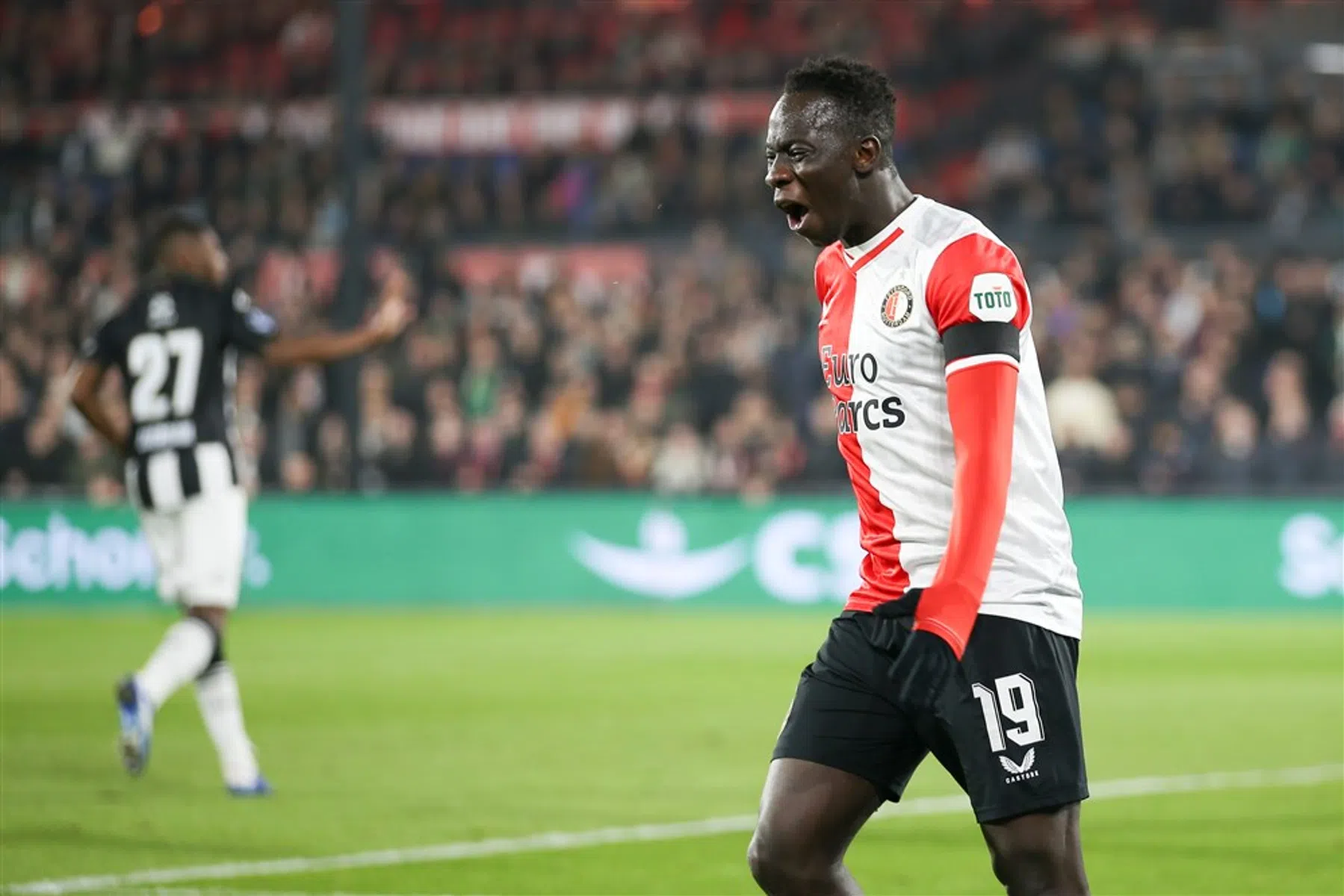 Minteh: 'Als ik de kans krijg om te blijven bij Feyenoord, dan blijf ik'