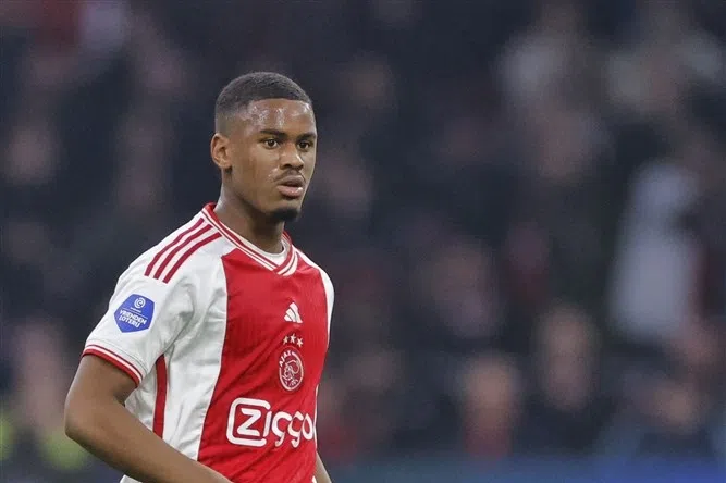 Ajax houdt Hato met nieuw contract uit handen van Engelse topclubs