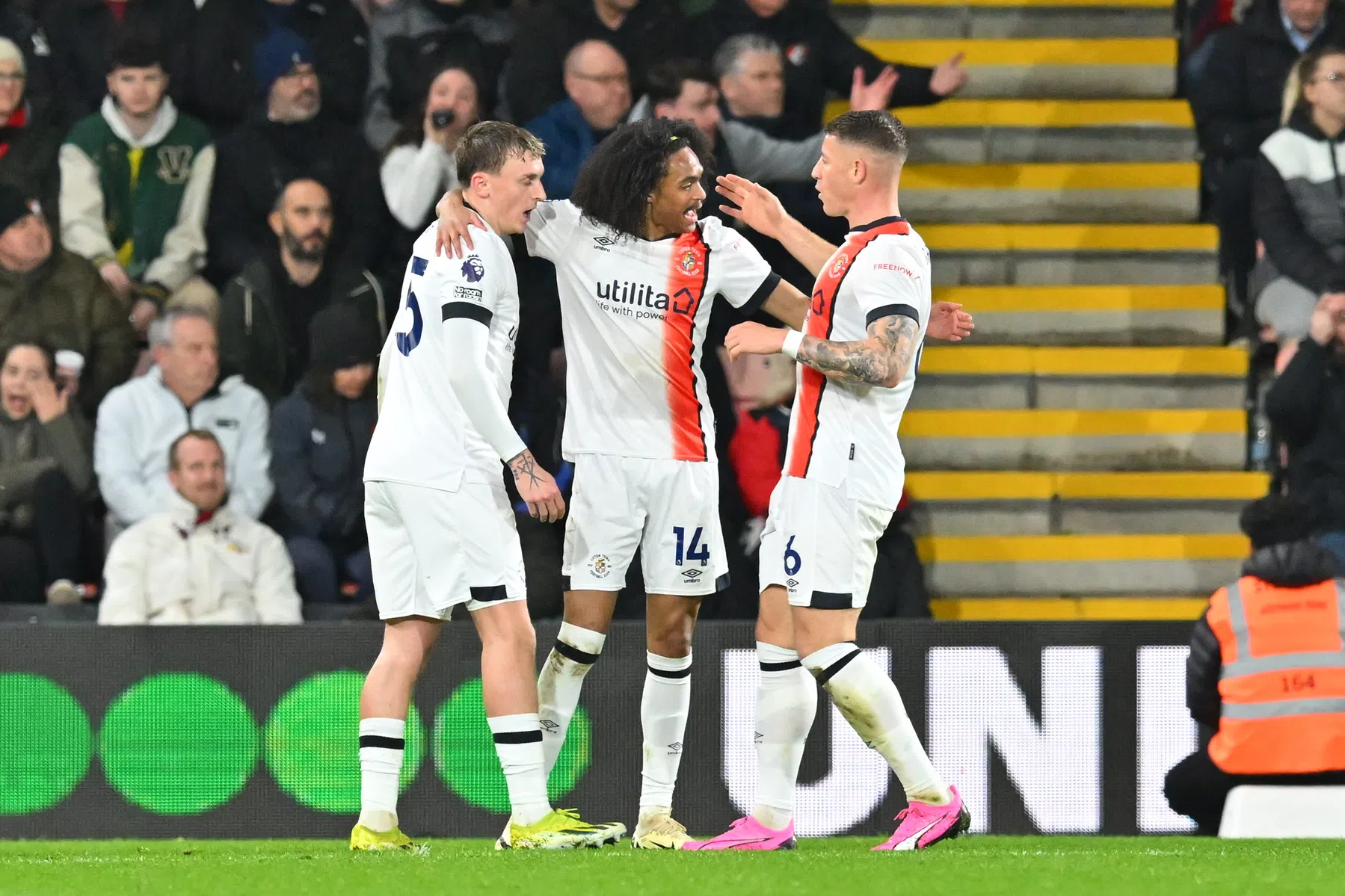 Chong kopt Luton Town op voorsprong in beladen inhaalduel 
