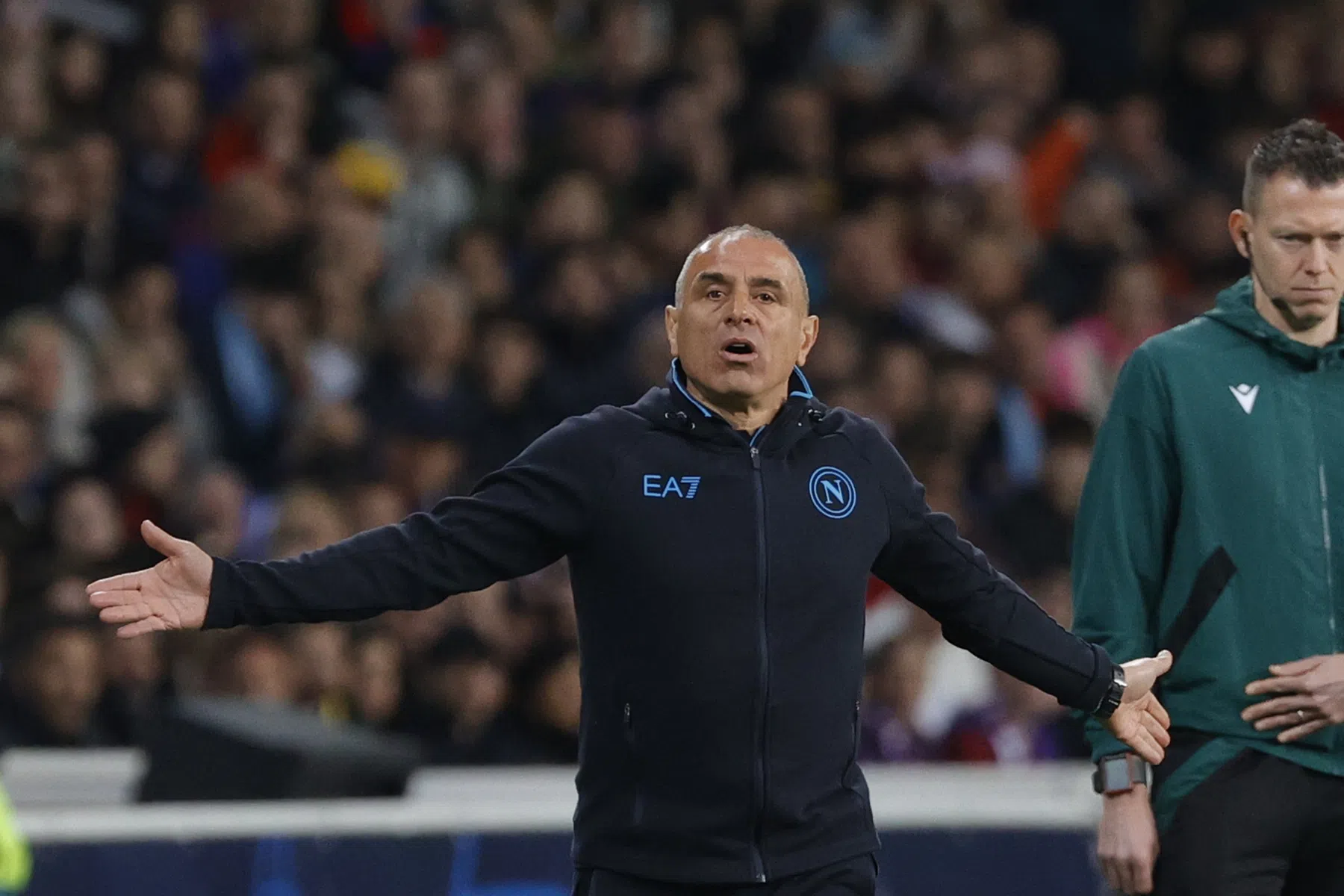 Napoli-trainer Calzona beklaagt zich na uitschakeling over Nederlandse VAR