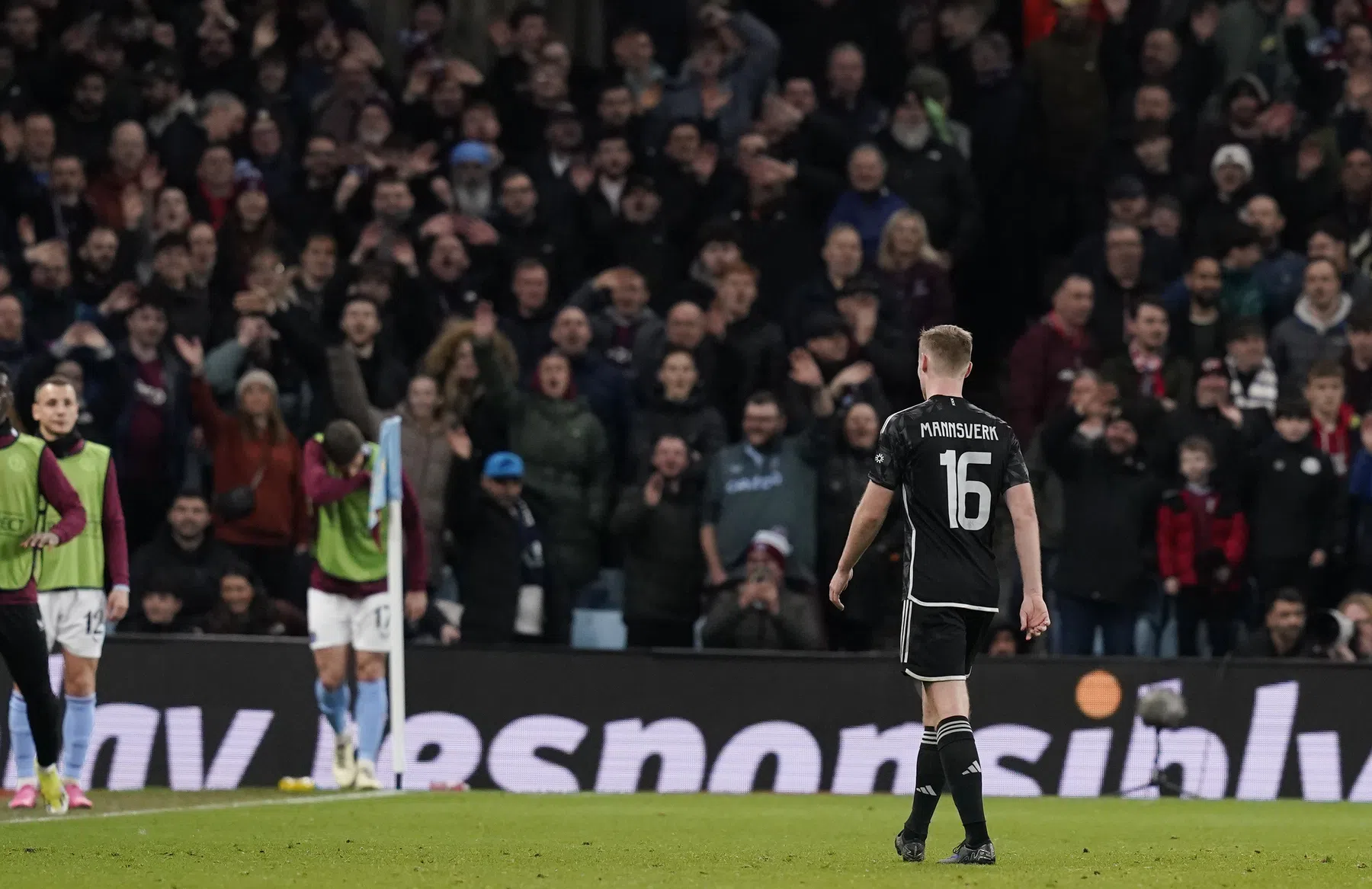 Engelse media zien Kaplan als uitblinker en 'raar besluit' van Mannsverk