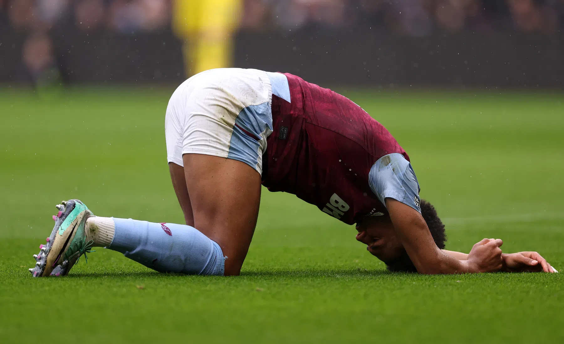 Hoofdrol tegen Ajax: Watkins ontsnapt aan rood, scoort én valt uit