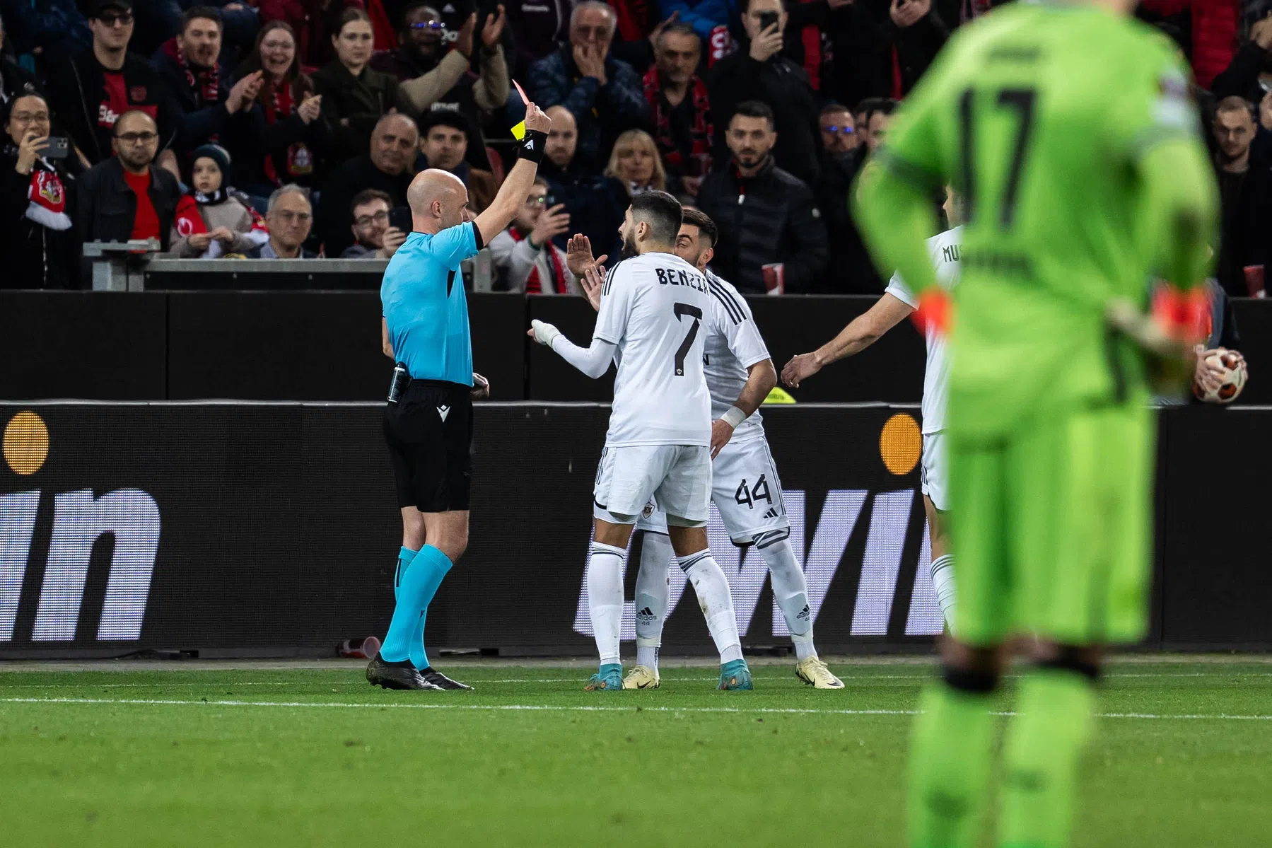 Misverstand tussen Qarabag-speler en arbiter leidt tot hilarische beelden