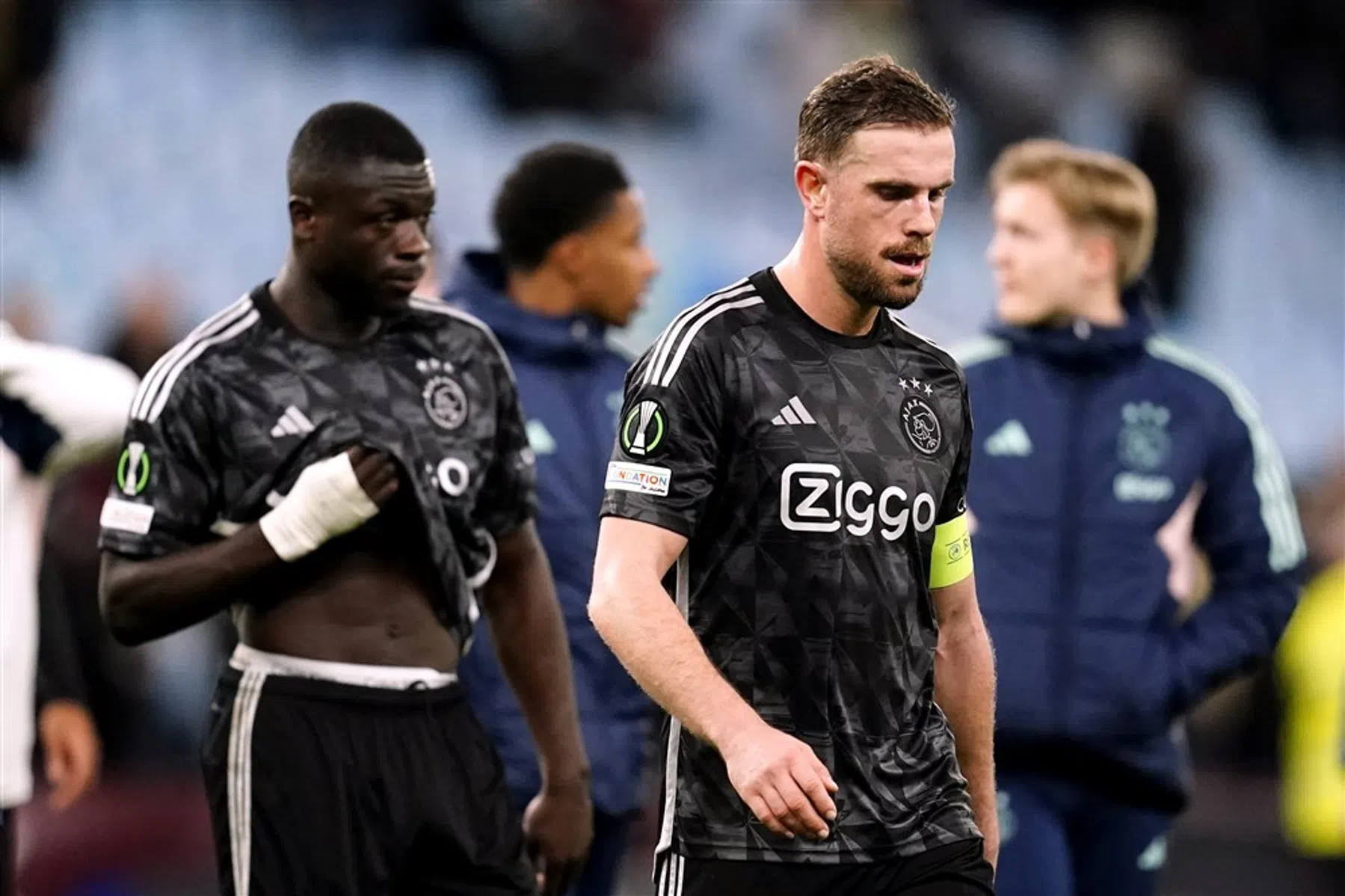 'Spelers en staf van Ajax kwamen op pijnlijke wijze tekort tegen Aston Villa'