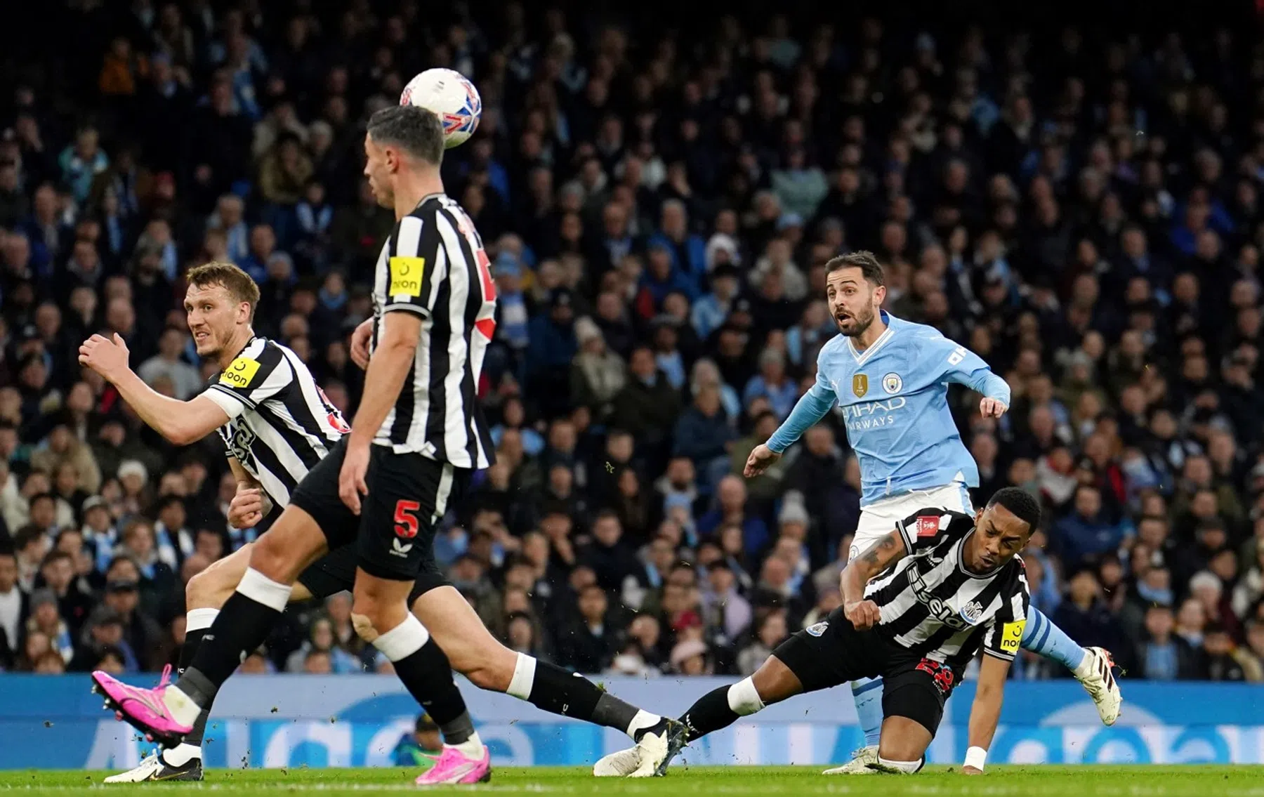 Bernardo Silva helpt bekerhouder Man City naar laatste vier in FA Cup