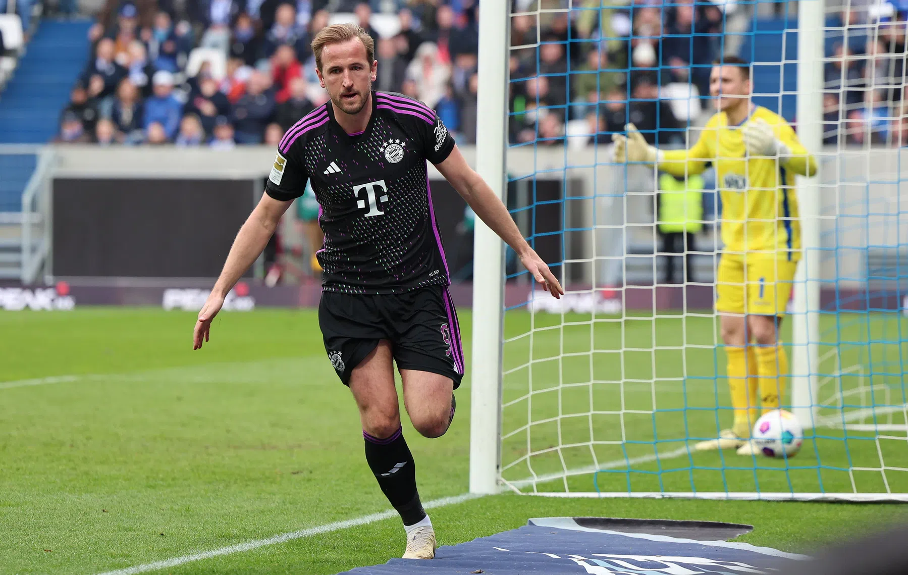 Record én bijzondere blessure Kane bij eenvoudige zege Bayern