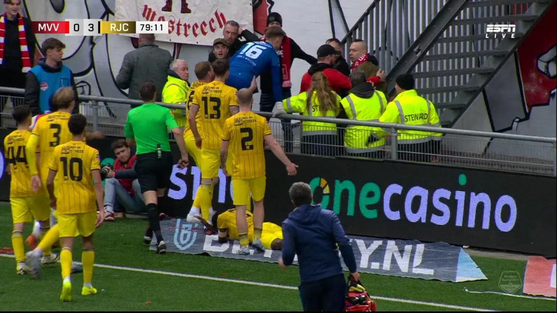 Wangedrag in Maastricht: fan gooit bier over geblesseerde Kongolo