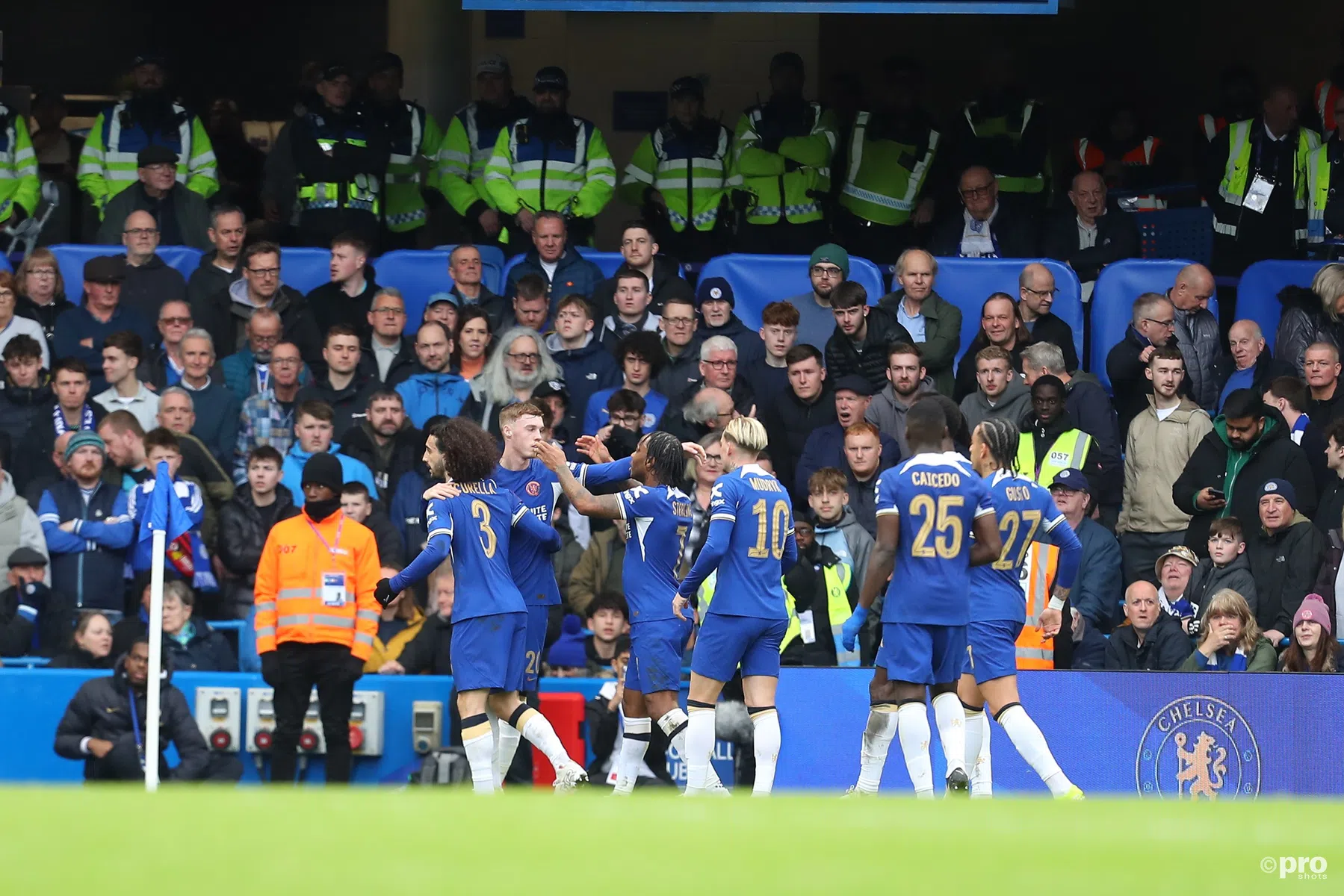 Chelsea wint FA Cup-thriller van Leicester mede door wereldgoal Madueke