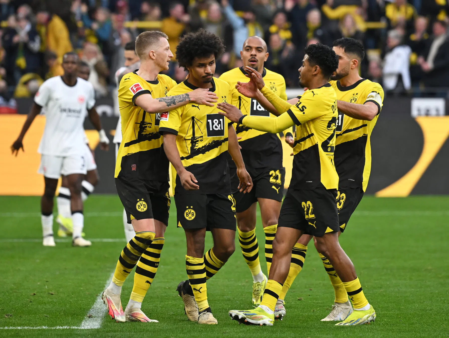 Dortmund klopt vier dagen na PSV ook Eintracht van bankzitter Van de Beek