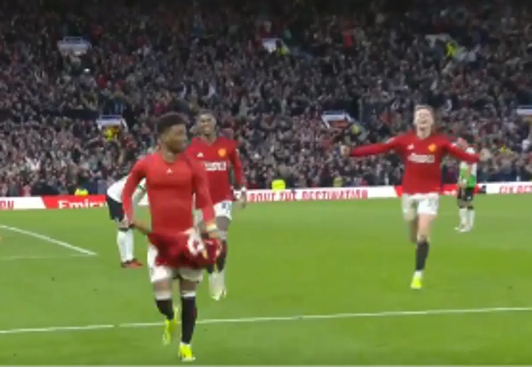 Old Trafford ontploft na winnende goal Diallo, die daarna Guidetti 'imiteert'