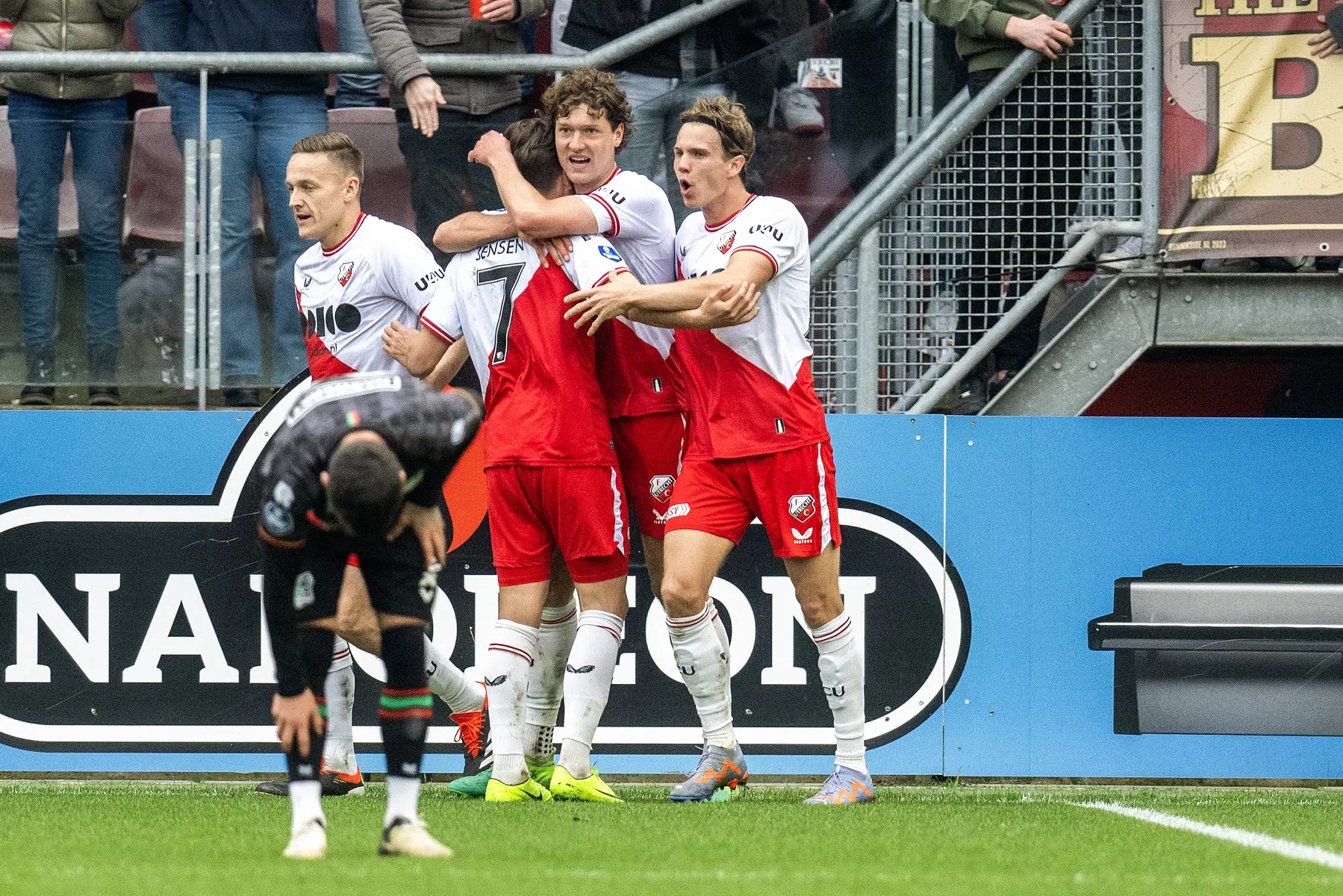 FC Utrecht stoot NEC van roze wolk en ligt op koers voor play-offs