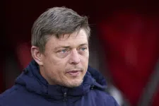 Thumbnail for article: Tomasson zingt niet mee met volkslied bij 'horrorstart': 'Moet nog oefenen'