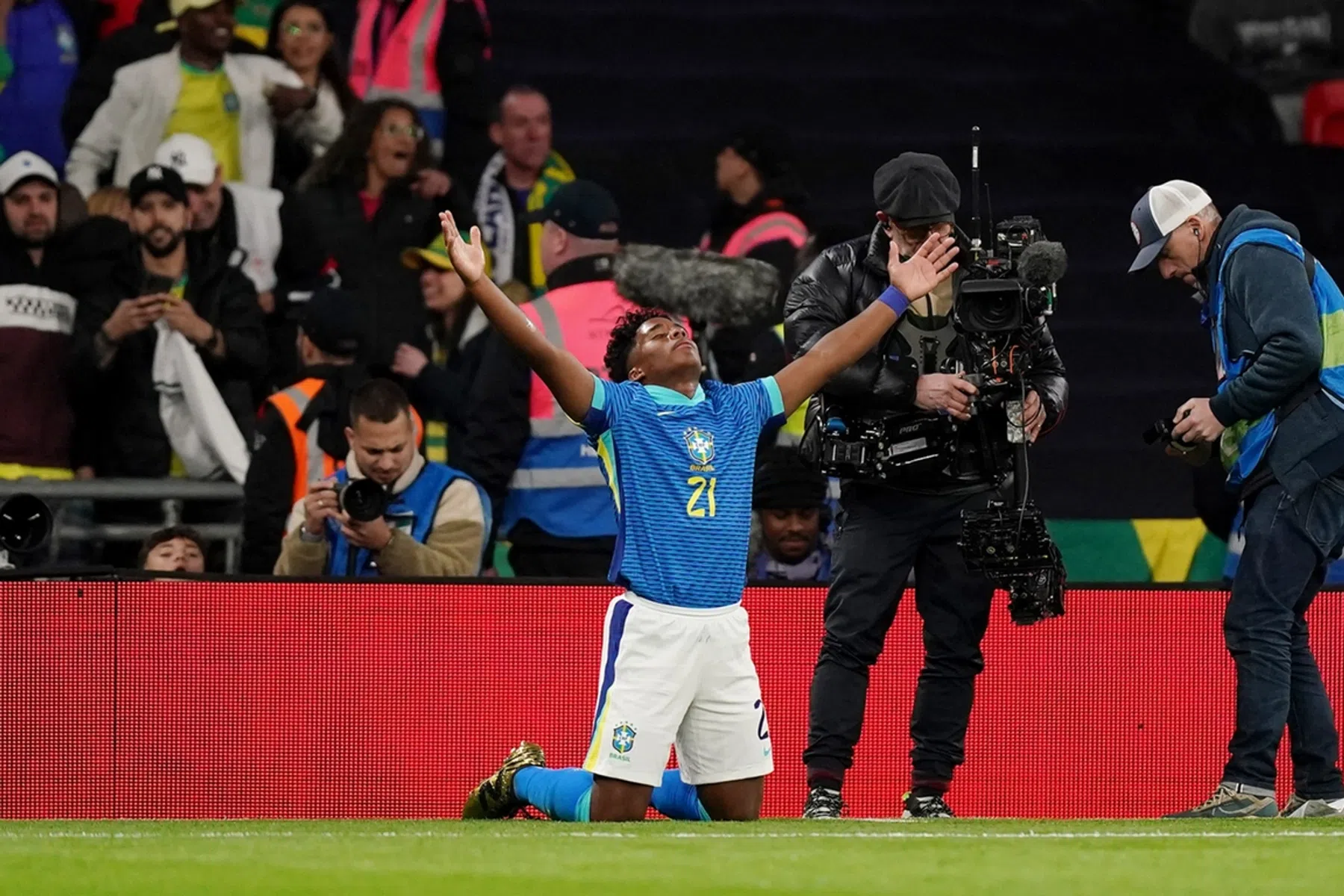 Jongste doelpuntenmaker Brazilië legt Engeland over de knie