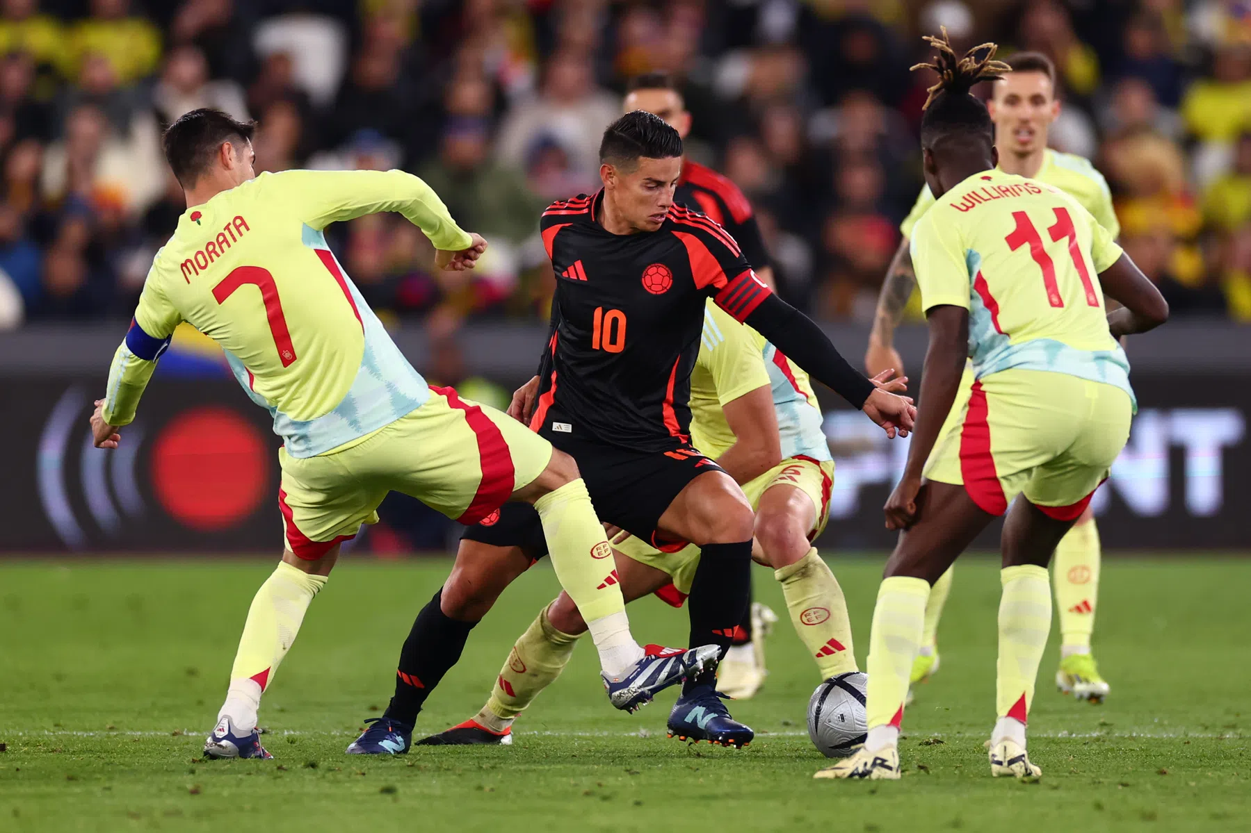 'Superheld' James 'vernietigt' Spanje en mikt op terugkeer in La Liga: 'Waarom niet?'