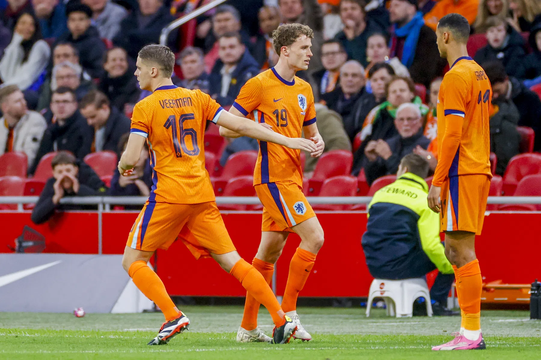 Van Hanegem ergert zich flink aan kritiek op Frimpong, Simons en Wieffer