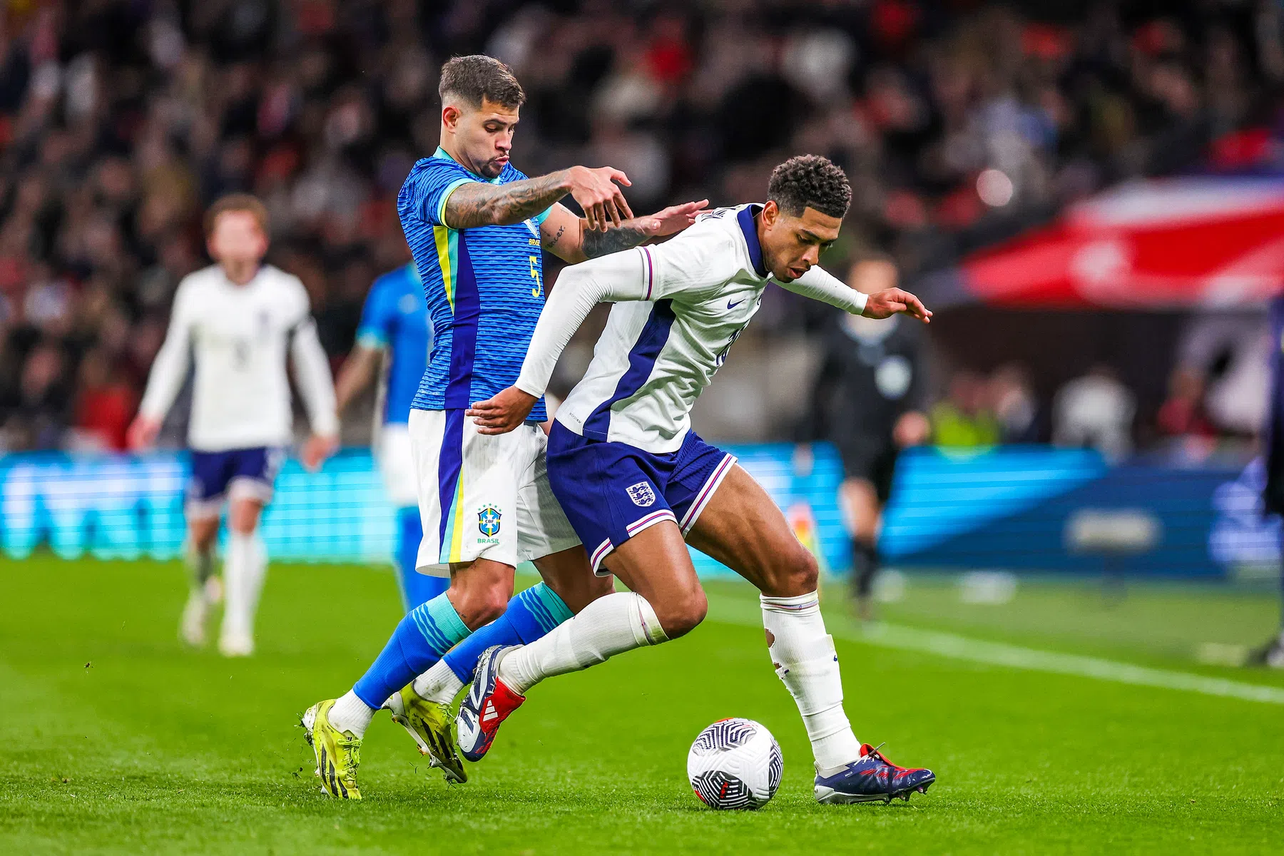 Engelse pers ziet beren op de weg: 'Joga bonito? Joga mediocre!'