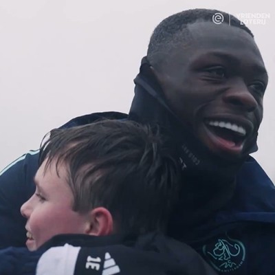 Hartverwarmend: Brobbey bezorgt Ajax-fan (11) dag van zijn leven