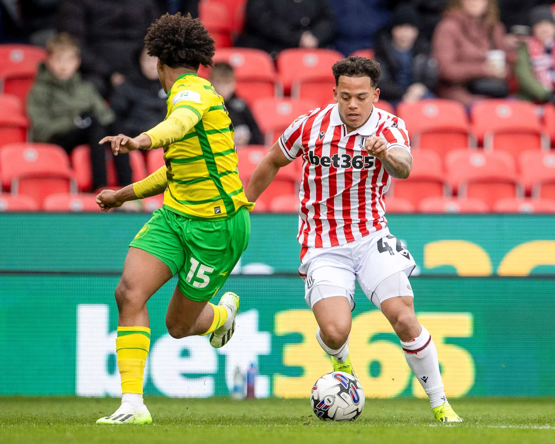 Manhoef ontdekt nieuwe wereld bij Stoke: 'Wat gebeurt hier allemaal?'