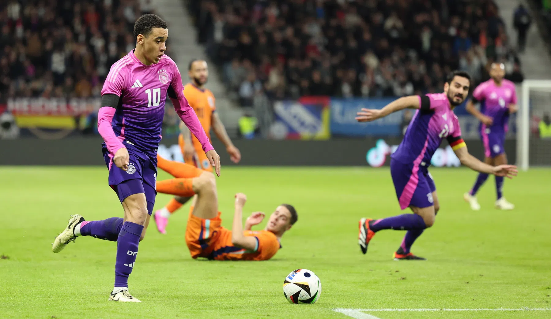 Ook Musiala hekelt grasmat: 'Blij dat ik het heb overleefd'