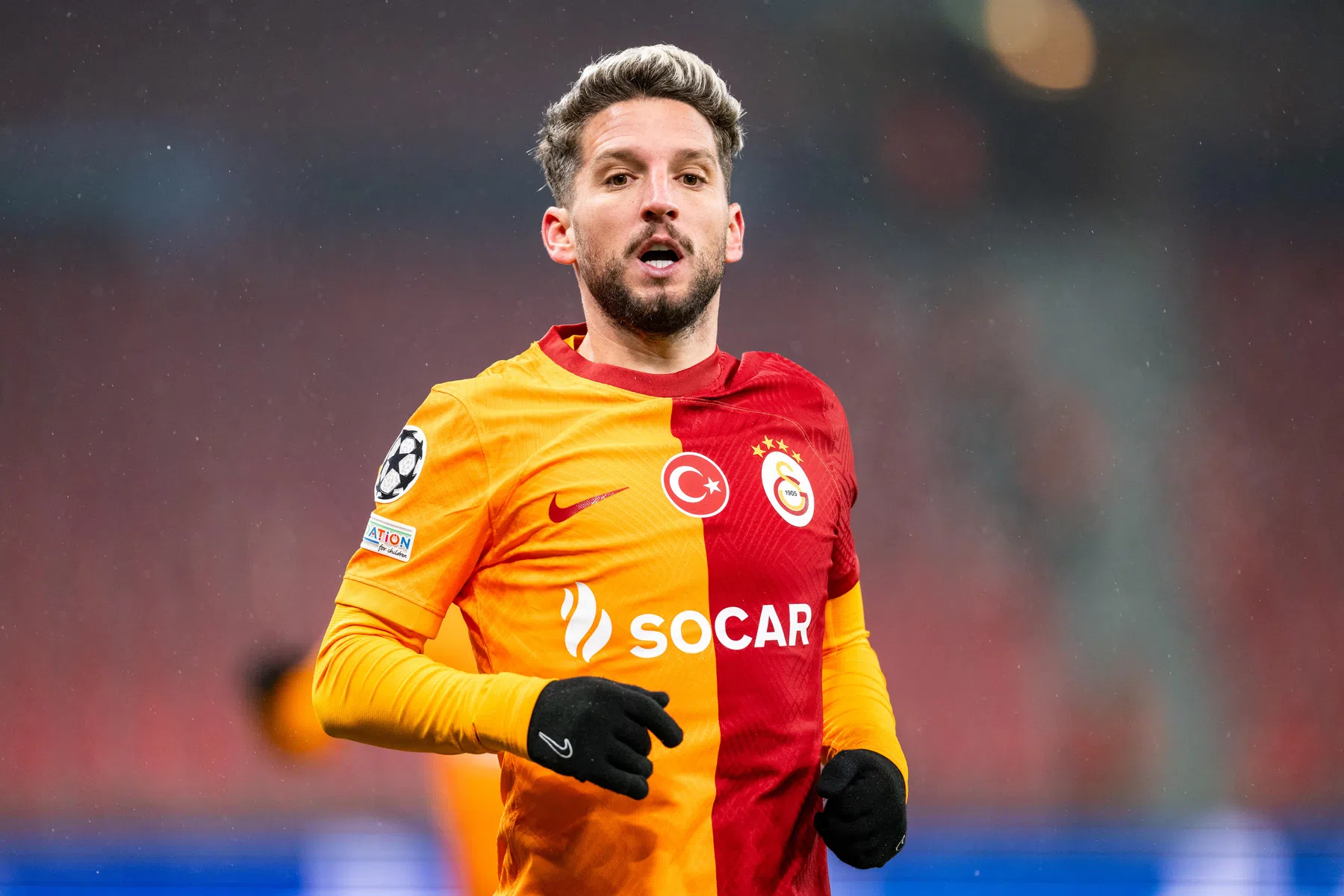 Mertens (36) komt terug op eerdere uitspraken: 'Zou dom zijn om te stoppen'