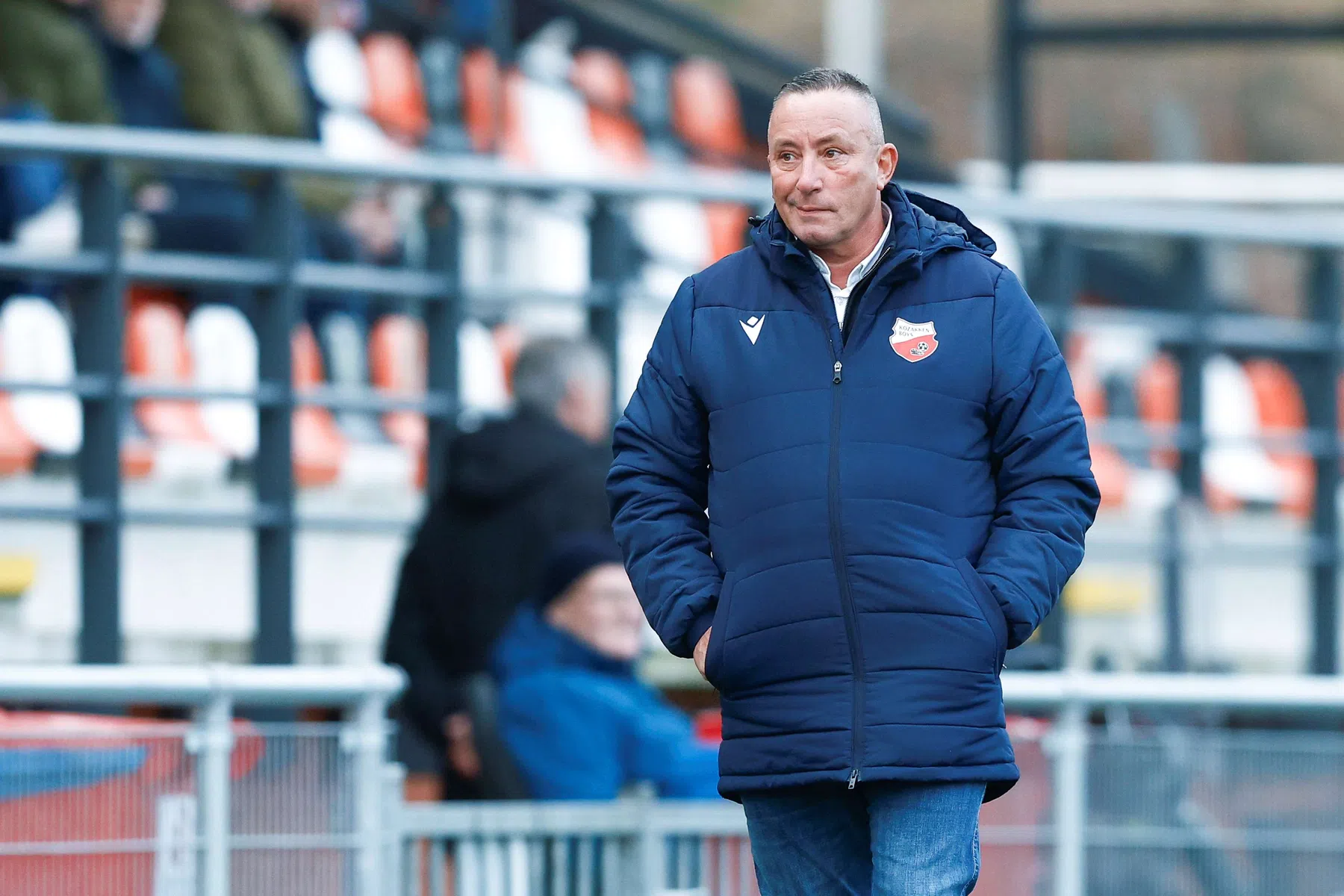 De zaalvoetballegende die als Kozakken Boys-trainer flink aan de bak moet