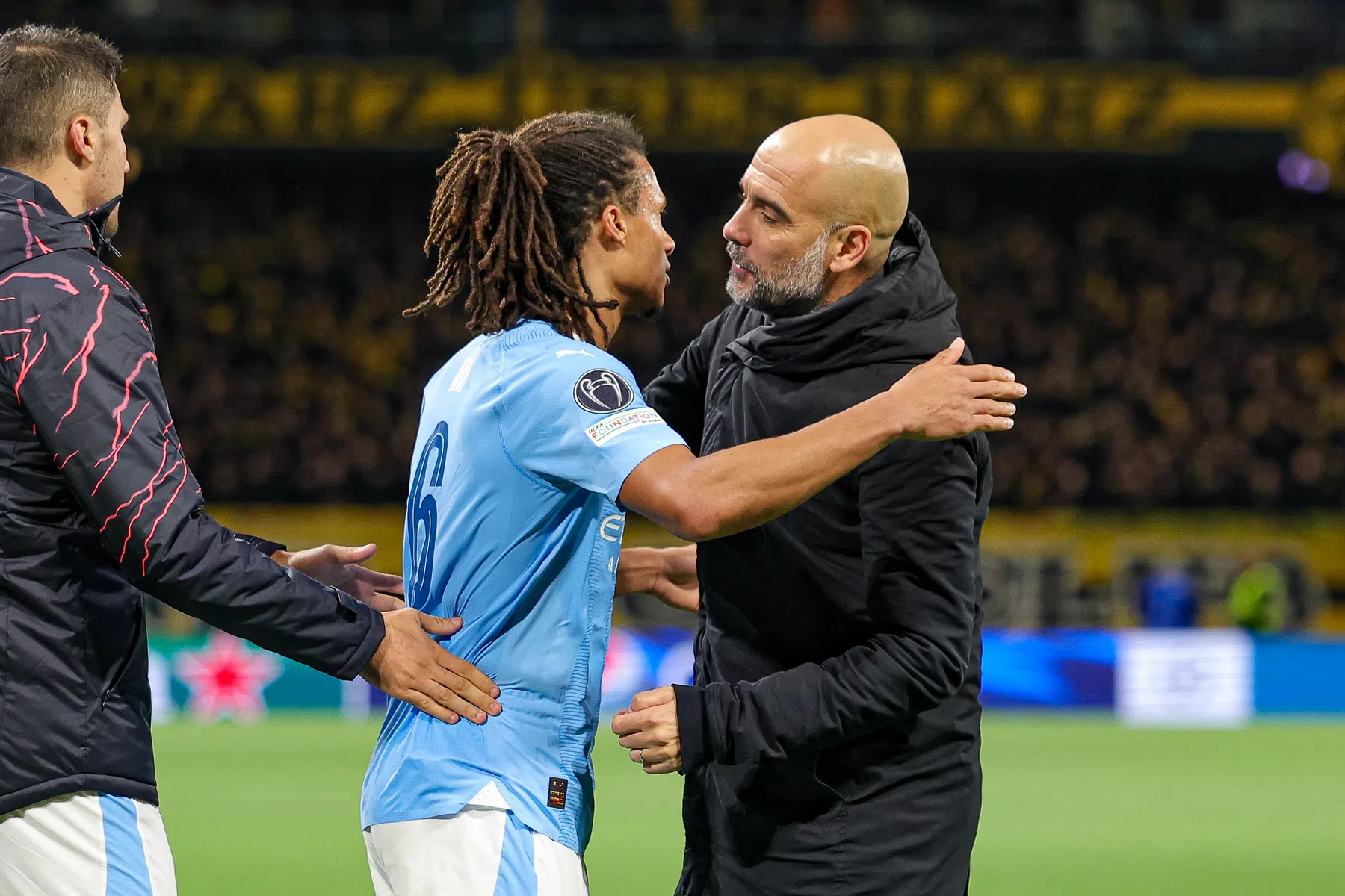 Guardiola deelt eerste inschatting over blessure Aké